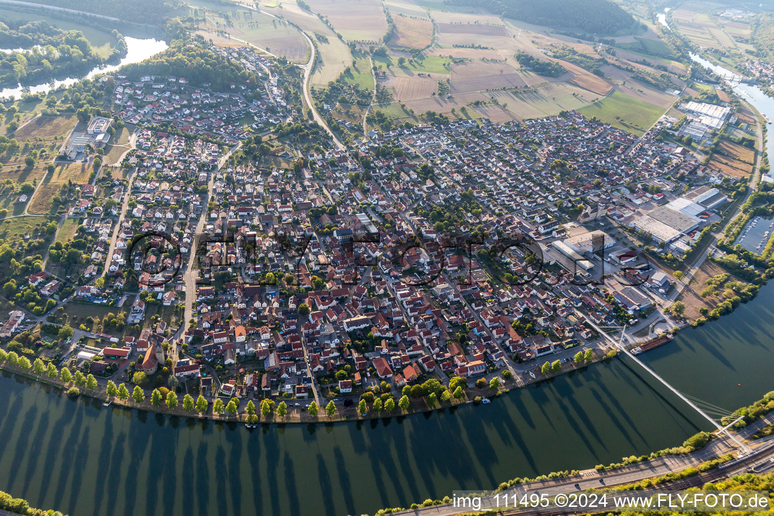 Vue aérienne de Haßmersheim dans le département Bade-Wurtemberg, Allemagne