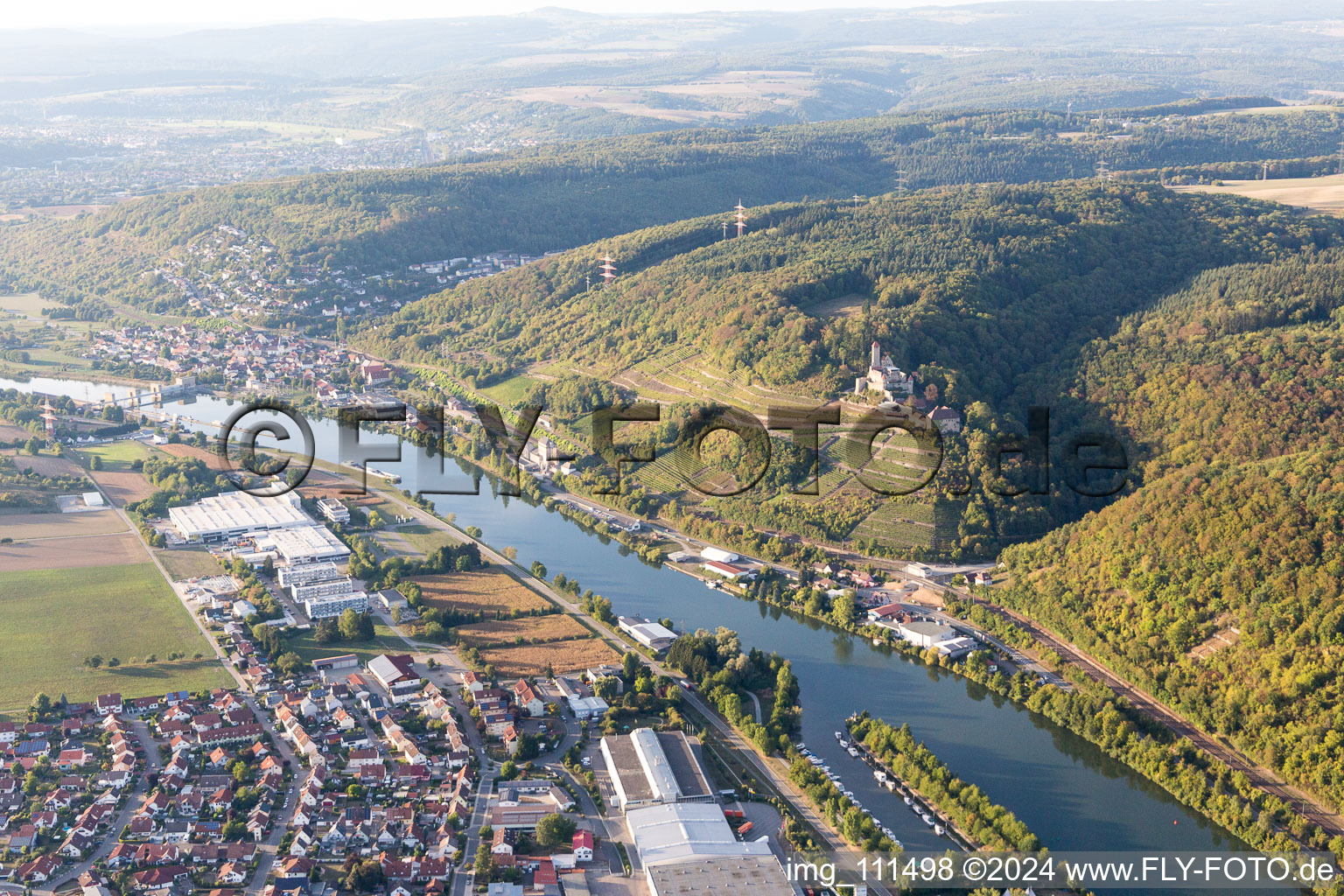 Vue aérienne de Complexe du château-forteresse HORNBERG au-dessus du Neckar à Neckarzimmern dans le département Bade-Wurtemberg, Allemagne