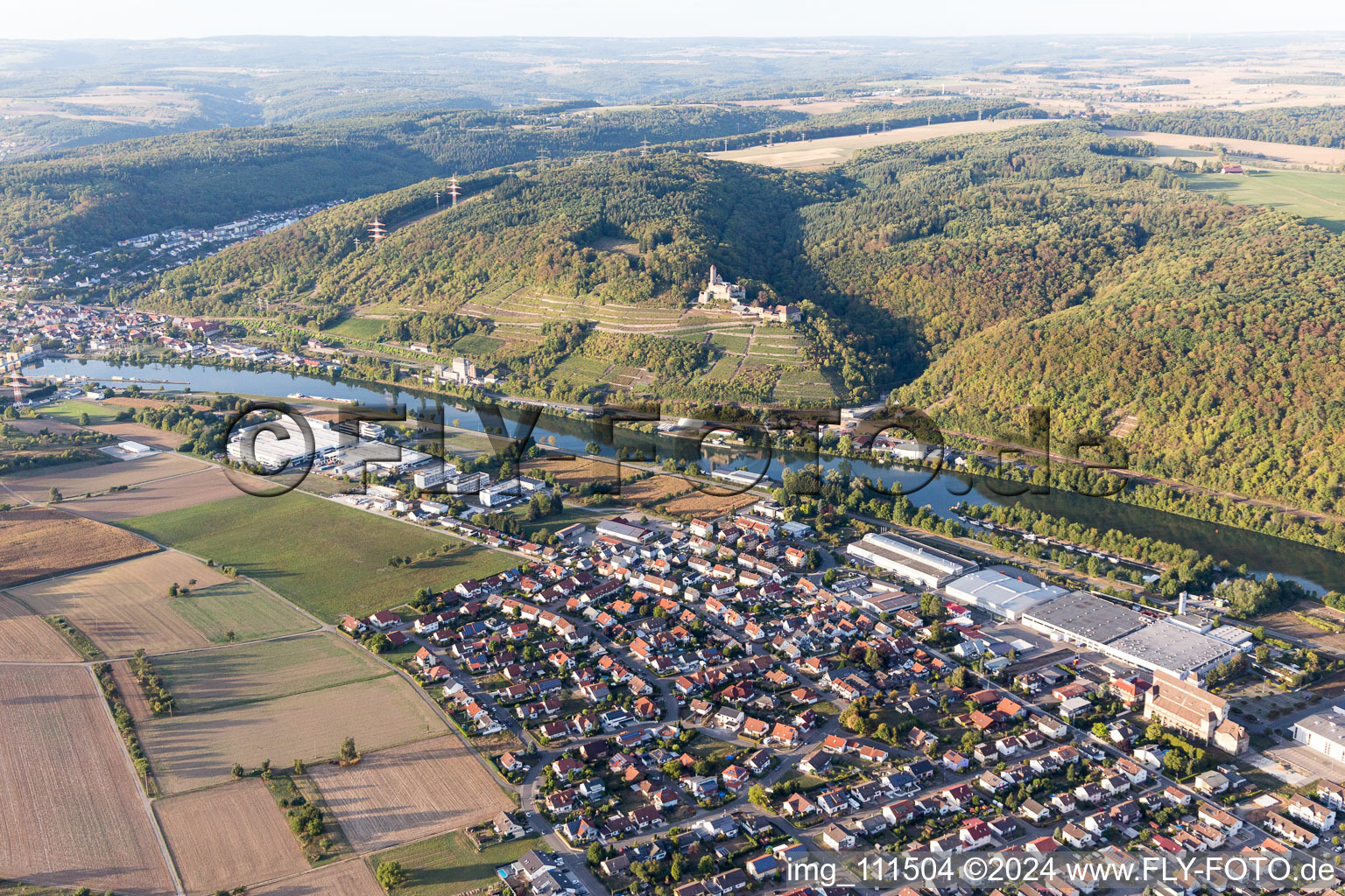 Vue aérienne de Zone riveraine du fleuve Neckar à Haßmersheim dans le département Bade-Wurtemberg, Allemagne