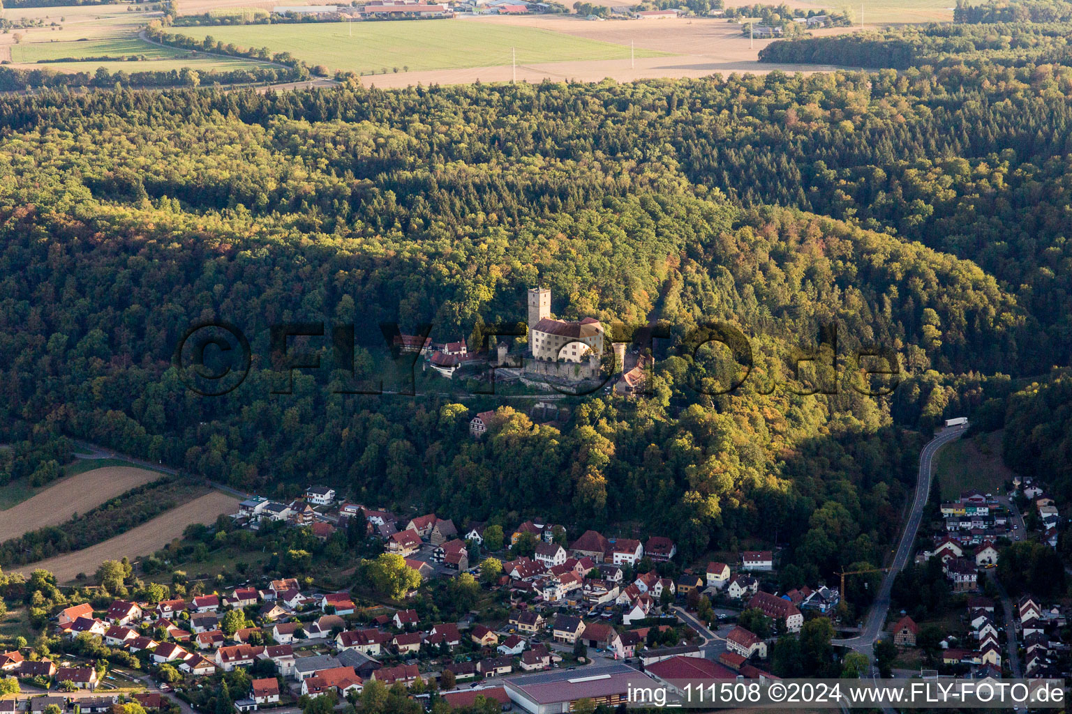 Vue aérienne de Complexe du château de Veste Guttenberg à le quartier Neckarmühlbach in Haßmersheim dans le département Bade-Wurtemberg, Allemagne