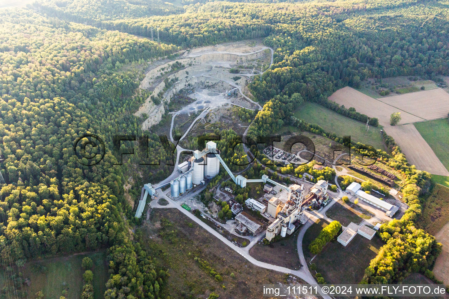 Vue aérienne de Carrière à Haßmersheim dans le département Bade-Wurtemberg, Allemagne