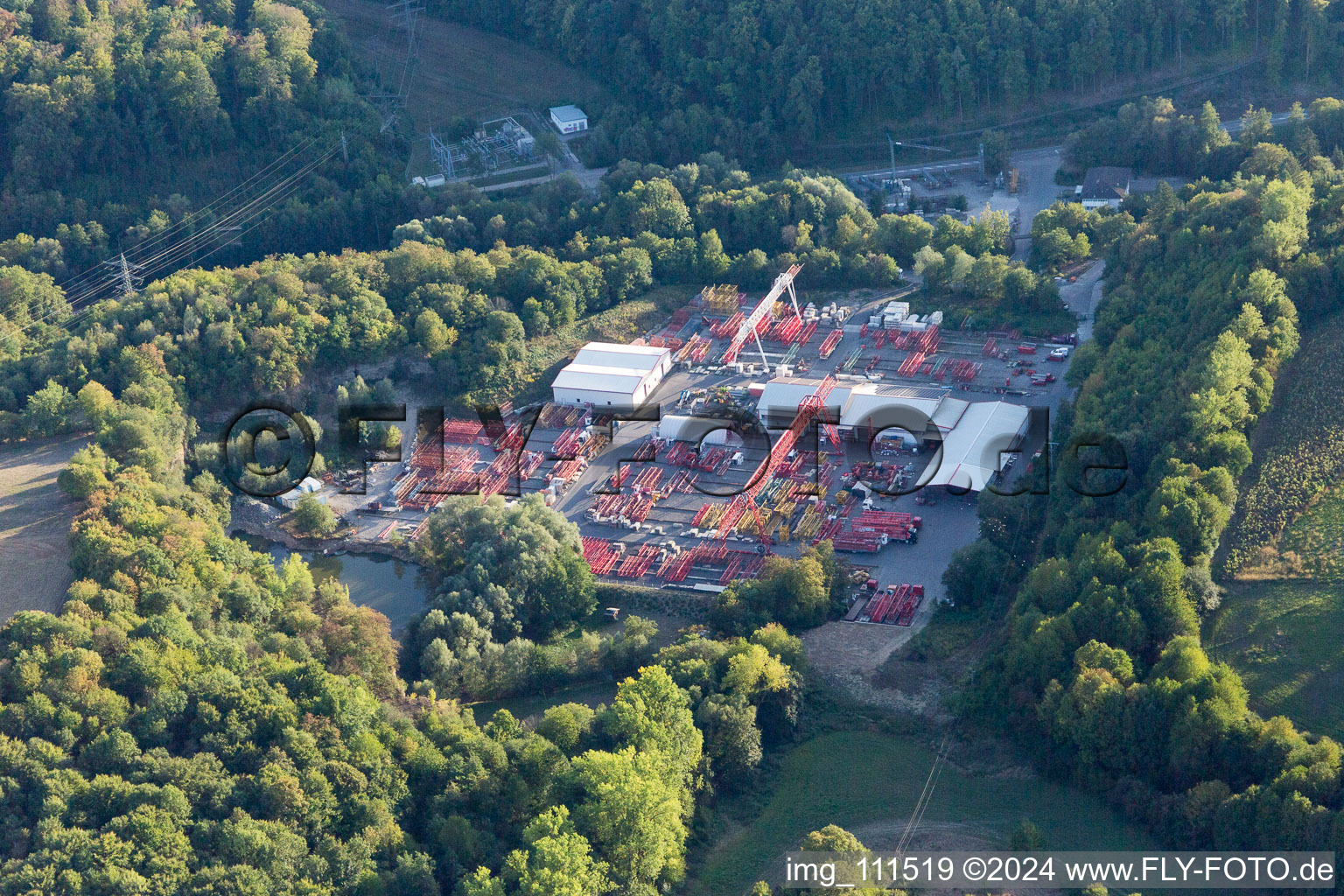 Vue aérienne de Espace de stockage pour la société de location de grues Mayer dans la zone commerciale à le quartier Obergimpern in Bad Rappenau dans le département Bade-Wurtemberg, Allemagne