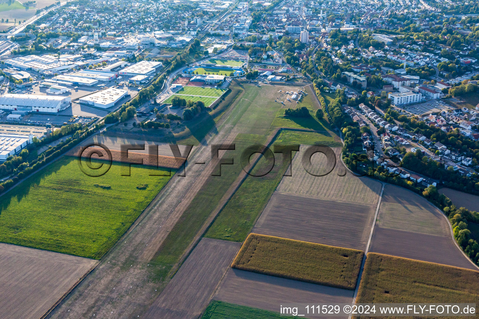 Vue aérienne de Aire de glisse à le quartier Rohrbach in Sinsheim dans le département Bade-Wurtemberg, Allemagne