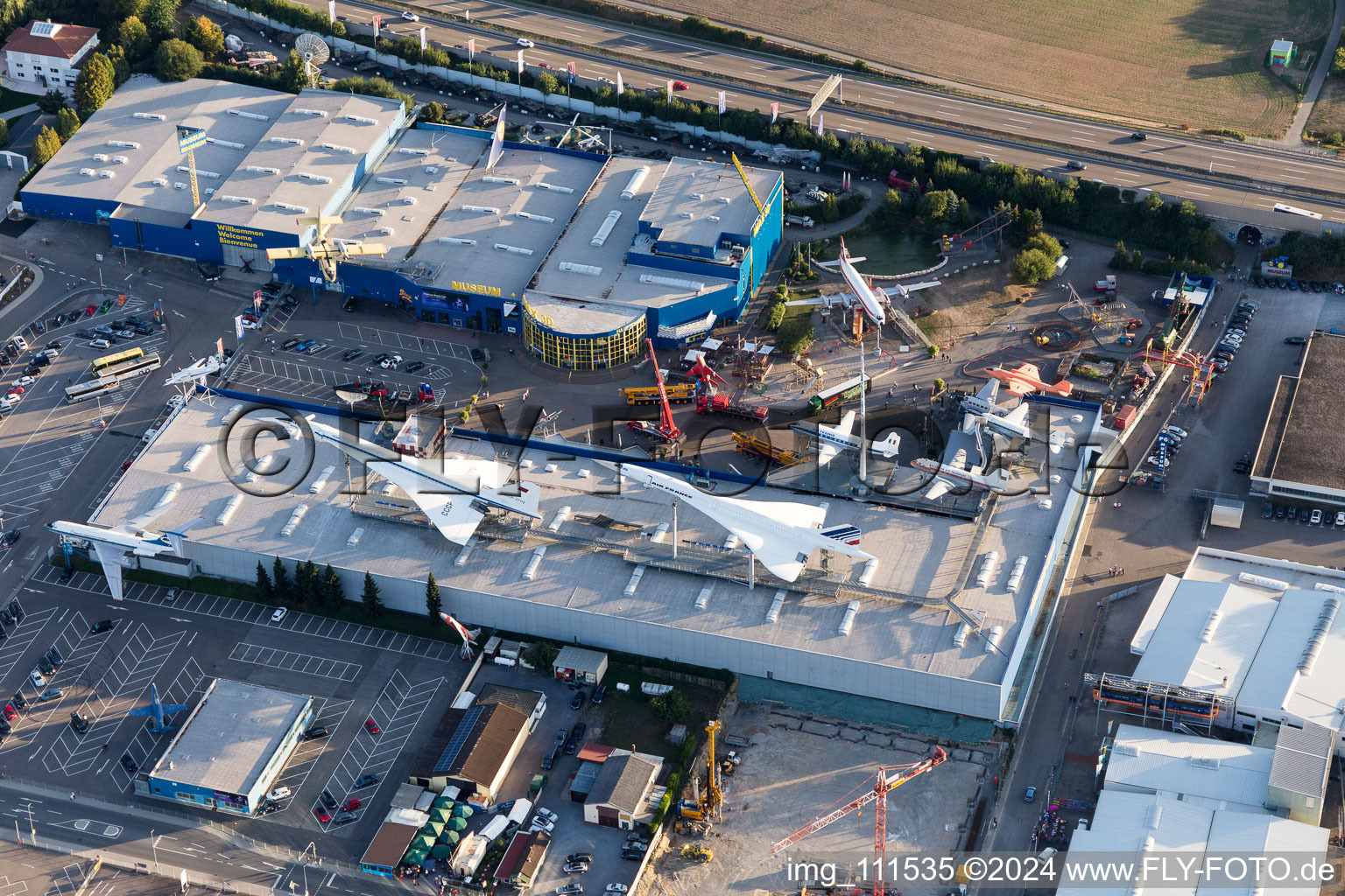 Vue aérienne de Espace extérieur de l'Auto & Technik MUSEUM SINSHEIM avec Concorde à le quartier Steinsfurt in Sinsheim dans le département Bade-Wurtemberg, Allemagne