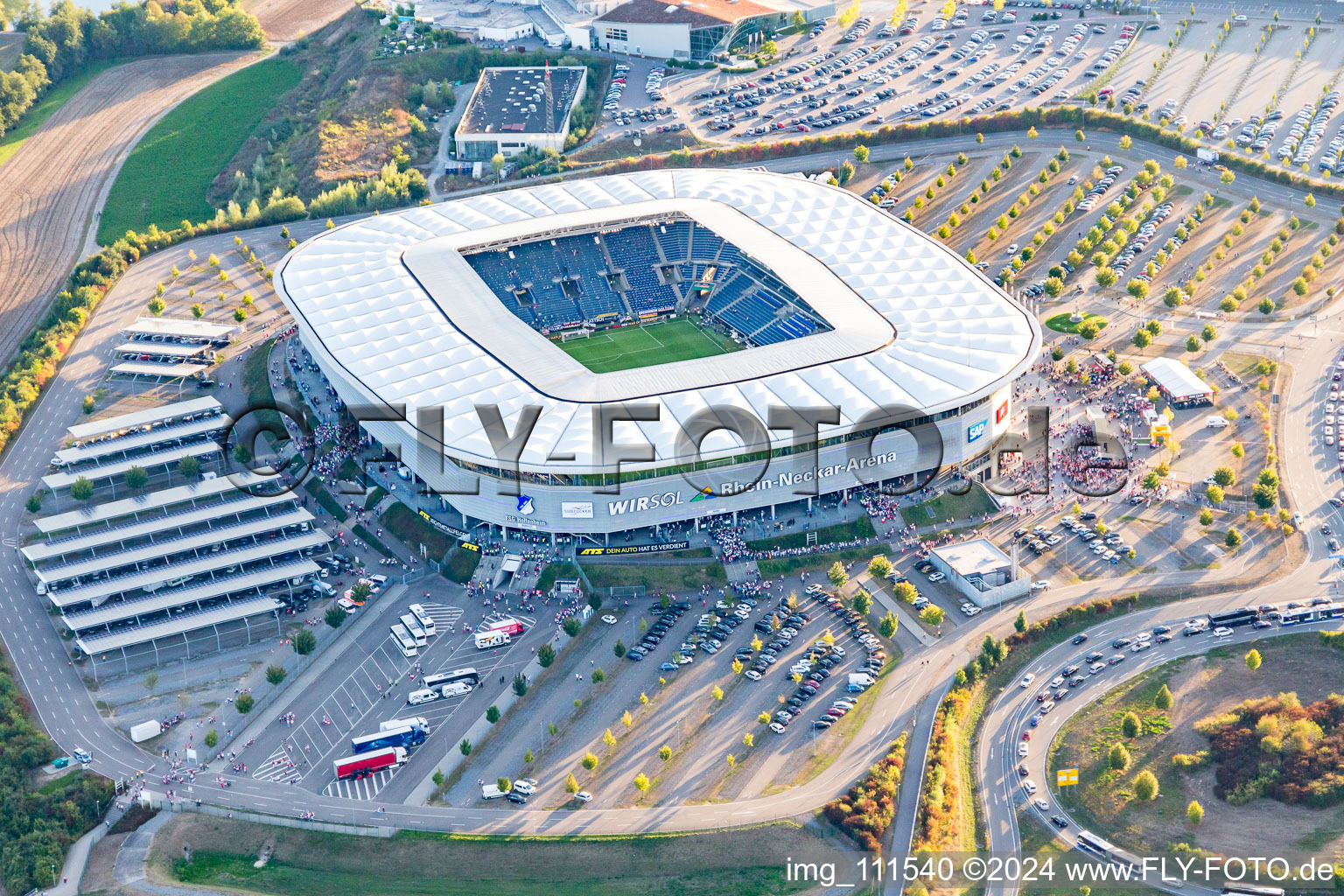 Vue aérienne de WIRSOL Rhein-Neckar-Arena avant le match amical à guichets fermés entre le Pérou et l'Allemagne à le quartier Steinsfurt in Sinsheim dans le département Bade-Wurtemberg, Allemagne