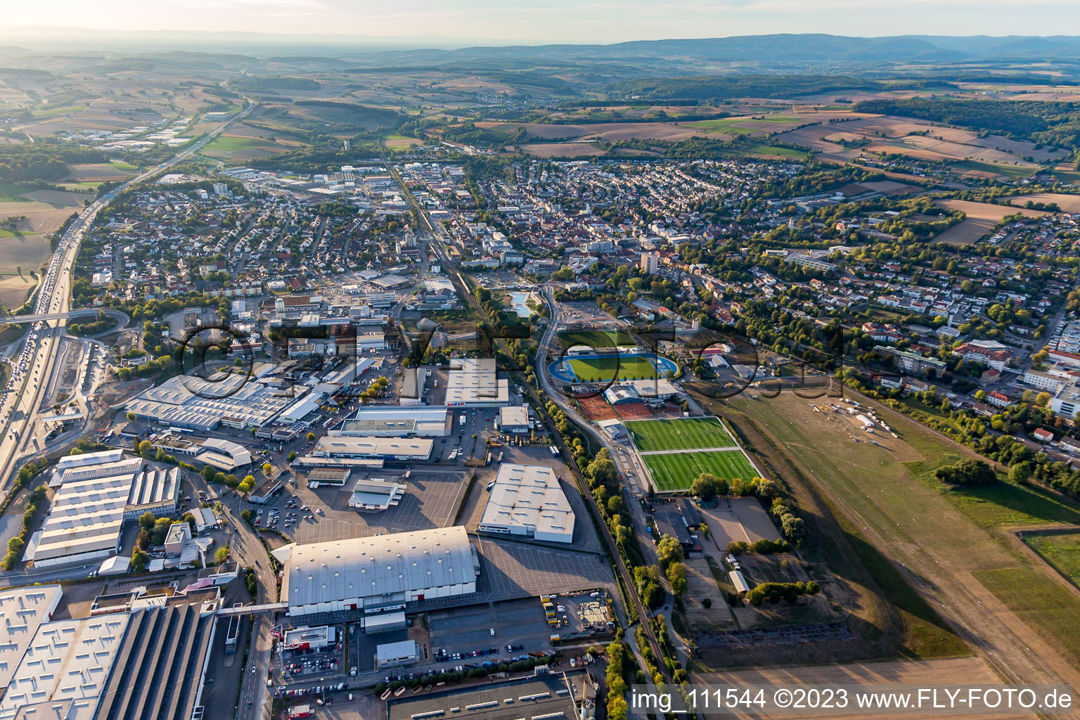 Vue aérienne de De l'est à le quartier Steinsfurt in Sinsheim dans le département Bade-Wurtemberg, Allemagne