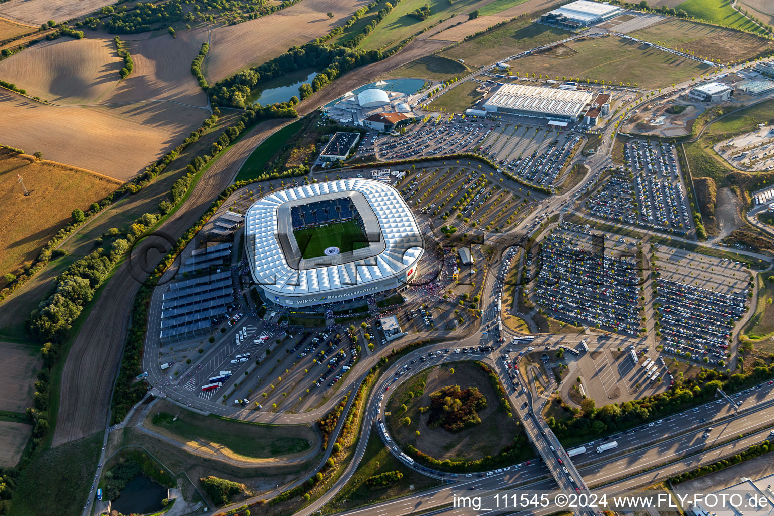 Vue aérienne de Zone des installations sportives du stade WIRSOL Rhein-Neckar-Arena sur la Dietmar-Hopp-Straße à le quartier Steinsfurt in Sinsheim dans le département Bade-Wurtemberg, Allemagne