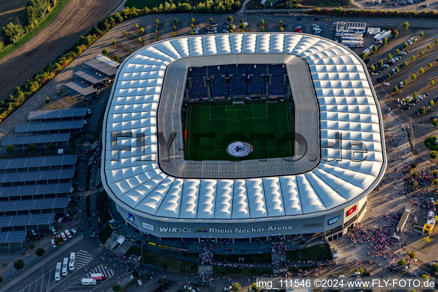 Vue aérienne de Zone des installations sportives du stade WIRSOL Rhein-Neckar-Arena sur la Dietmar-Hopp-Straße à le quartier Steinsfurt in Sinsheim dans le département Bade-Wurtemberg, Allemagne