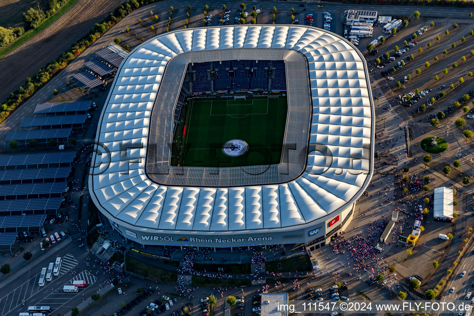 Vue aérienne de WIRSOL Rhein-Neckar-Arena avant le match amical à guichets fermés entre le Pérou et l'Allemagne à le quartier Steinsfurt in Sinsheim dans le département Bade-Wurtemberg, Allemagne