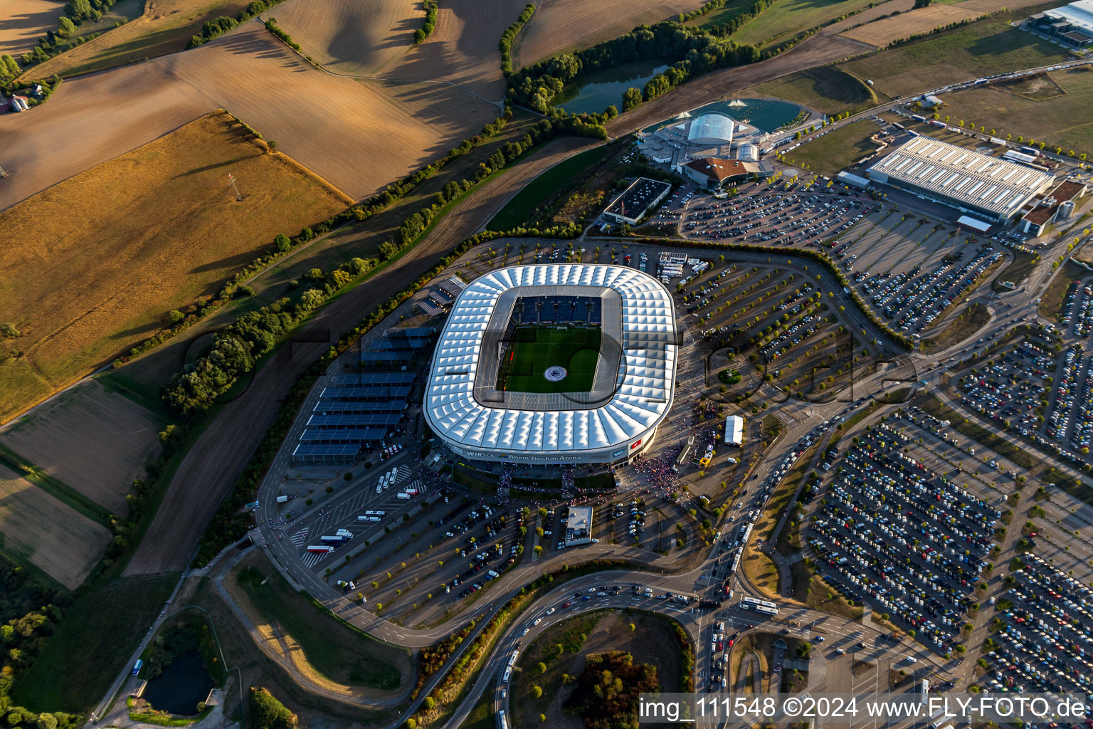 Photographie aérienne de WIRSOL Rhein-Neckar-Arena avant le match amical à guichets fermés entre le Pérou et l'Allemagne à le quartier Steinsfurt in Sinsheim dans le département Bade-Wurtemberg, Allemagne