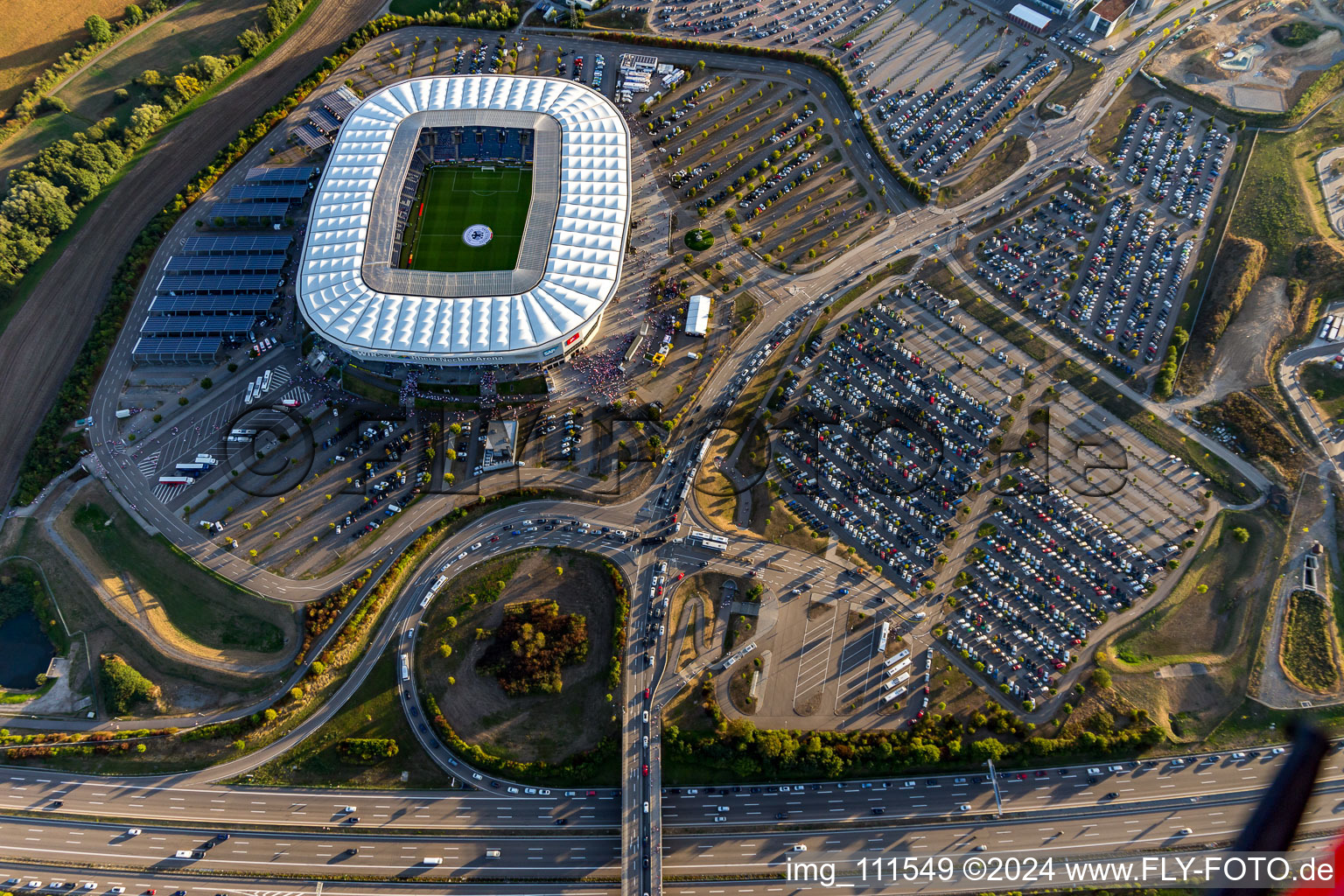 Vue oblique de WIRSOL Rhein-Neckar-Arena avant le match amical à guichets fermés entre le Pérou et l'Allemagne à le quartier Steinsfurt in Sinsheim dans le département Bade-Wurtemberg, Allemagne