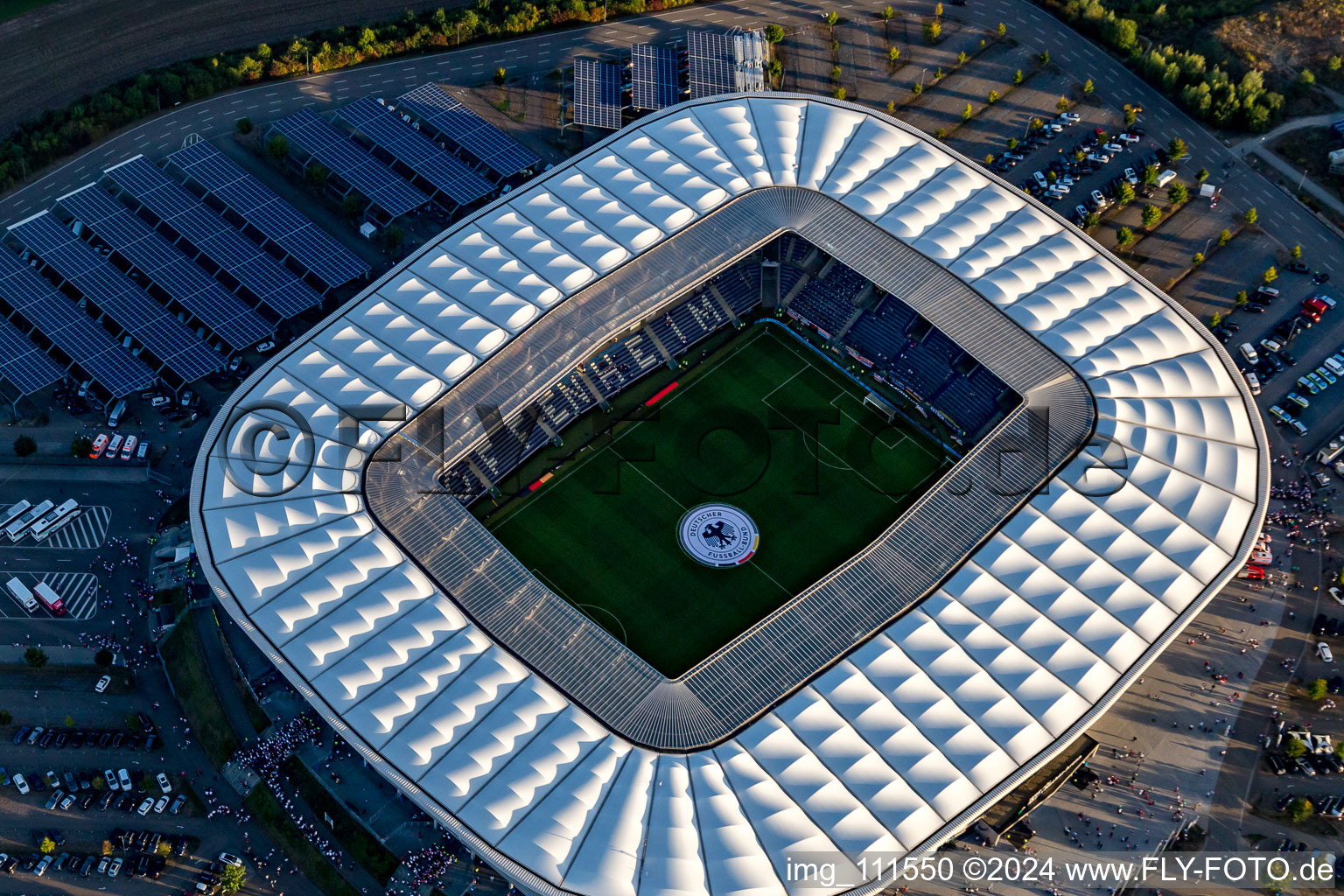 WIRSOL Rhein-Neckar-Arena avant le match amical à guichets fermés entre le Pérou et l'Allemagne à le quartier Steinsfurt in Sinsheim dans le département Bade-Wurtemberg, Allemagne d'en haut