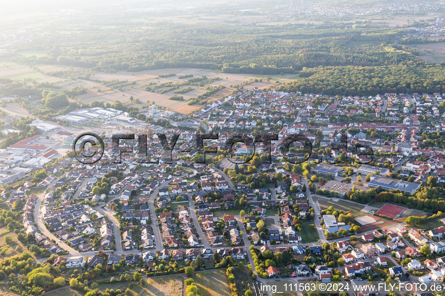 Vue d'oiseau de Östringen dans le département Bade-Wurtemberg, Allemagne