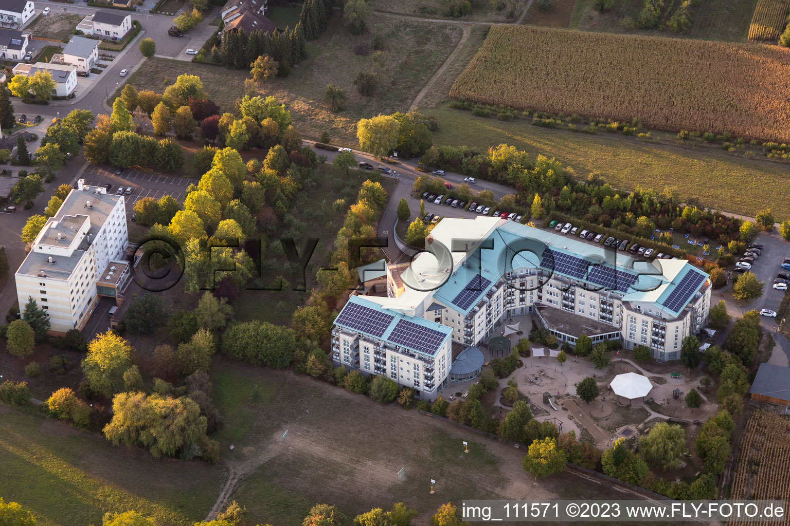 Vue aérienne de Clinique spécialisée MiKiNa et Vitalis-Bad à le quartier Bad Langenbrücken in Bad Schönborn dans le département Bade-Wurtemberg, Allemagne