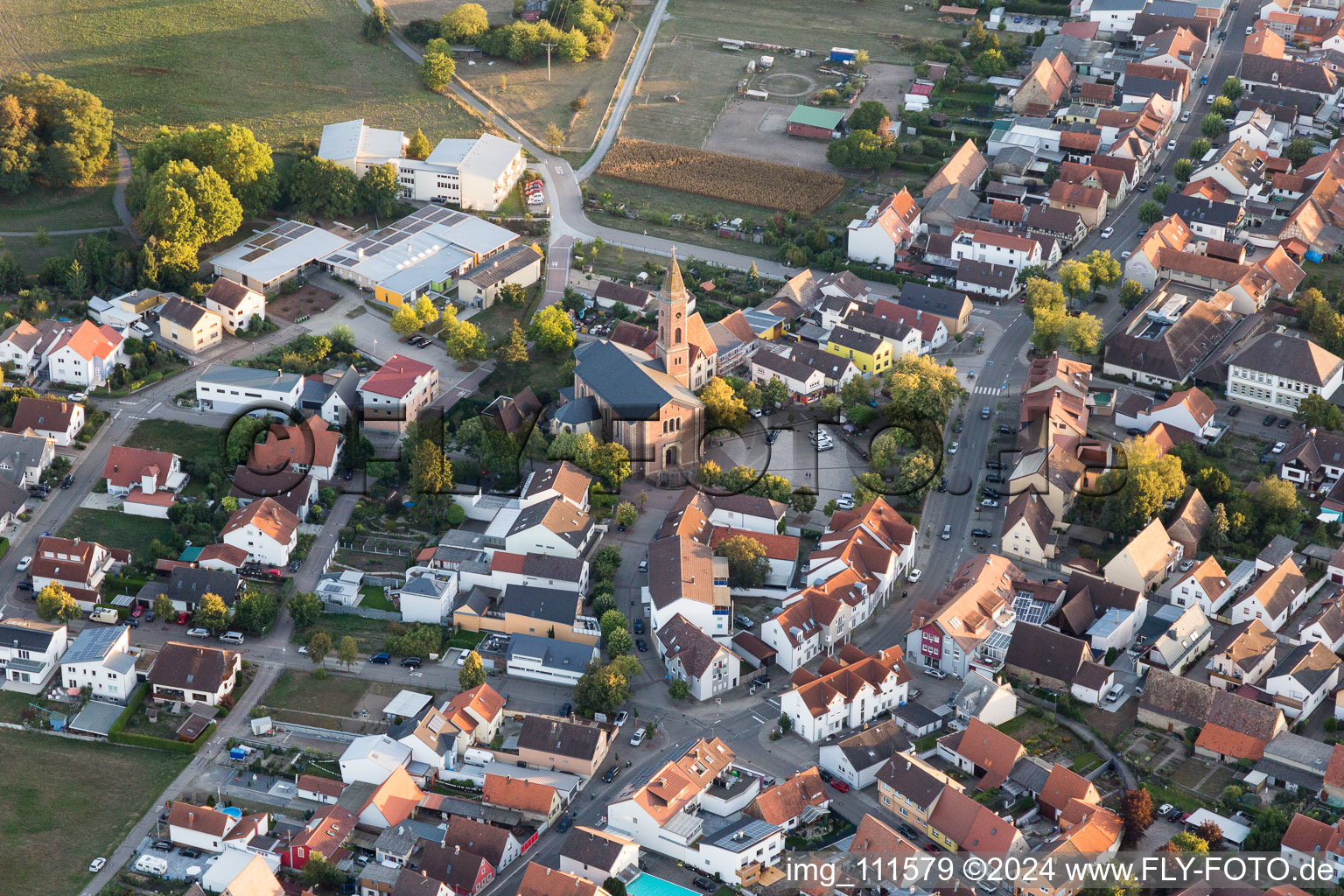 Vue aérienne de Église paroissiale, etc. à le quartier Weiher in Ubstadt-Weiher dans le département Bade-Wurtemberg, Allemagne