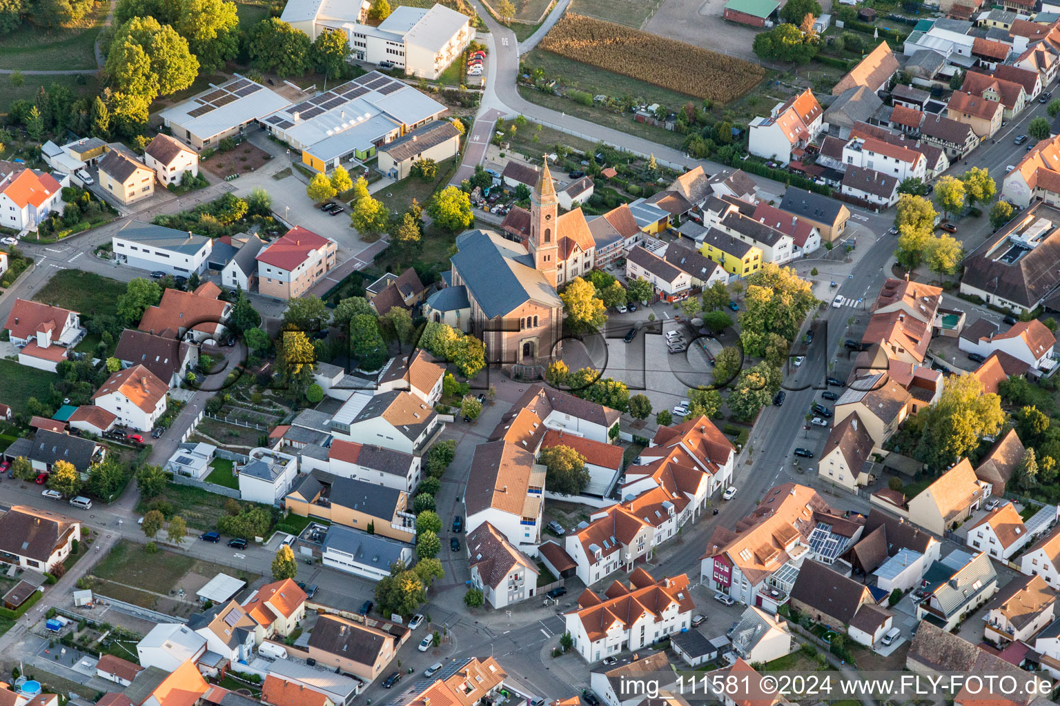 Vue aérienne de Église paroissiale Saint-Nicolas au centre du village à le quartier Weiher in Ubstadt-Weiher dans le département Bade-Wurtemberg, Allemagne