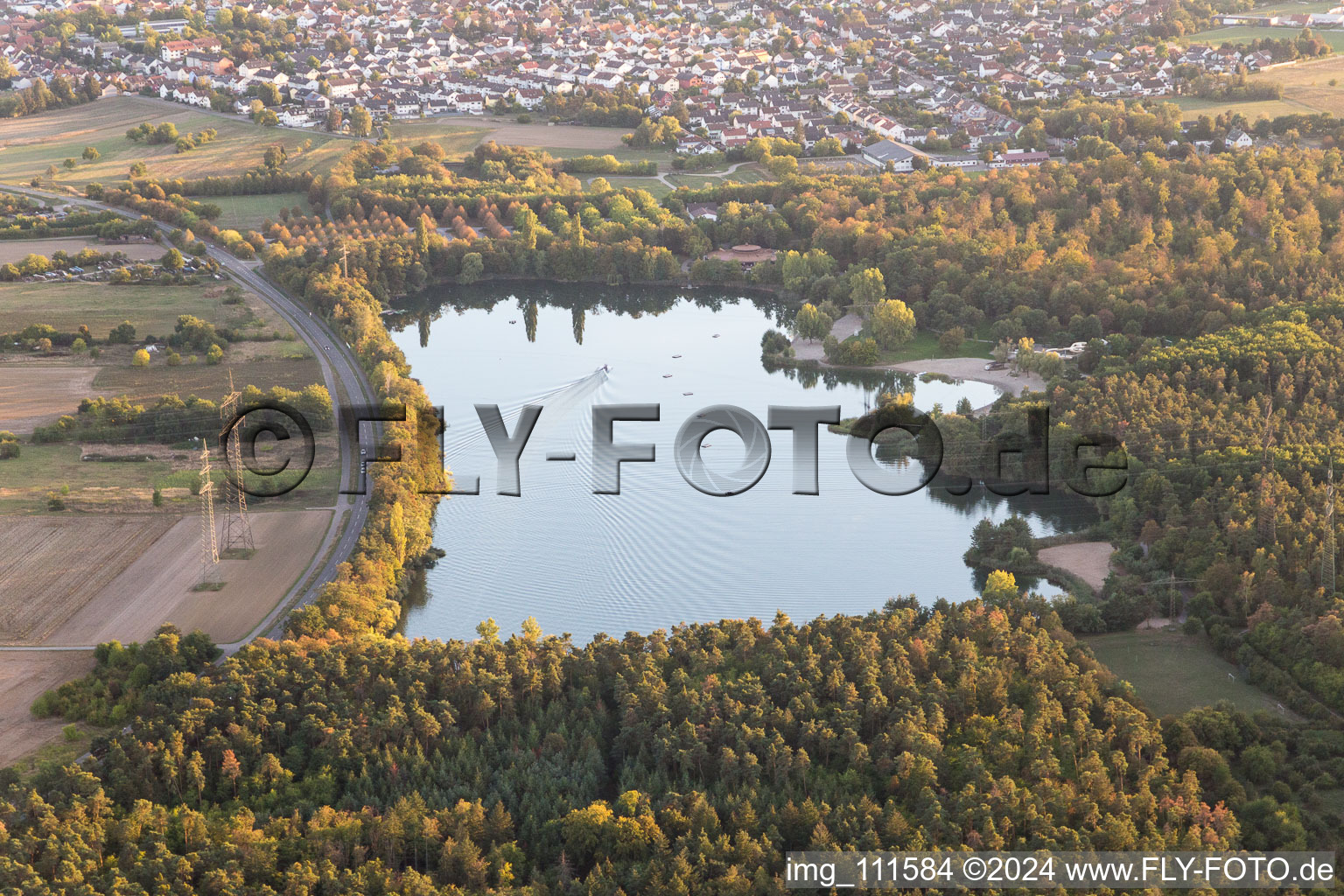 Vue aérienne de Lac de Heath à Forst dans le département Bade-Wurtemberg, Allemagne