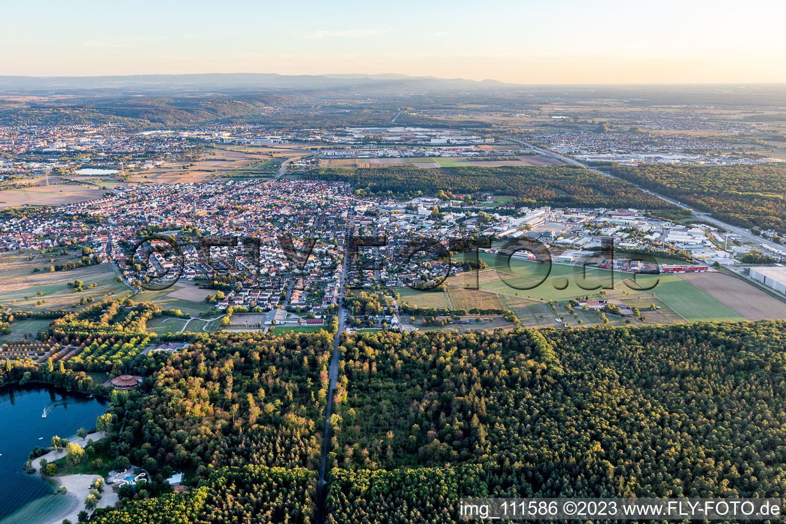Forst dans le département Bade-Wurtemberg, Allemagne vue du ciel
