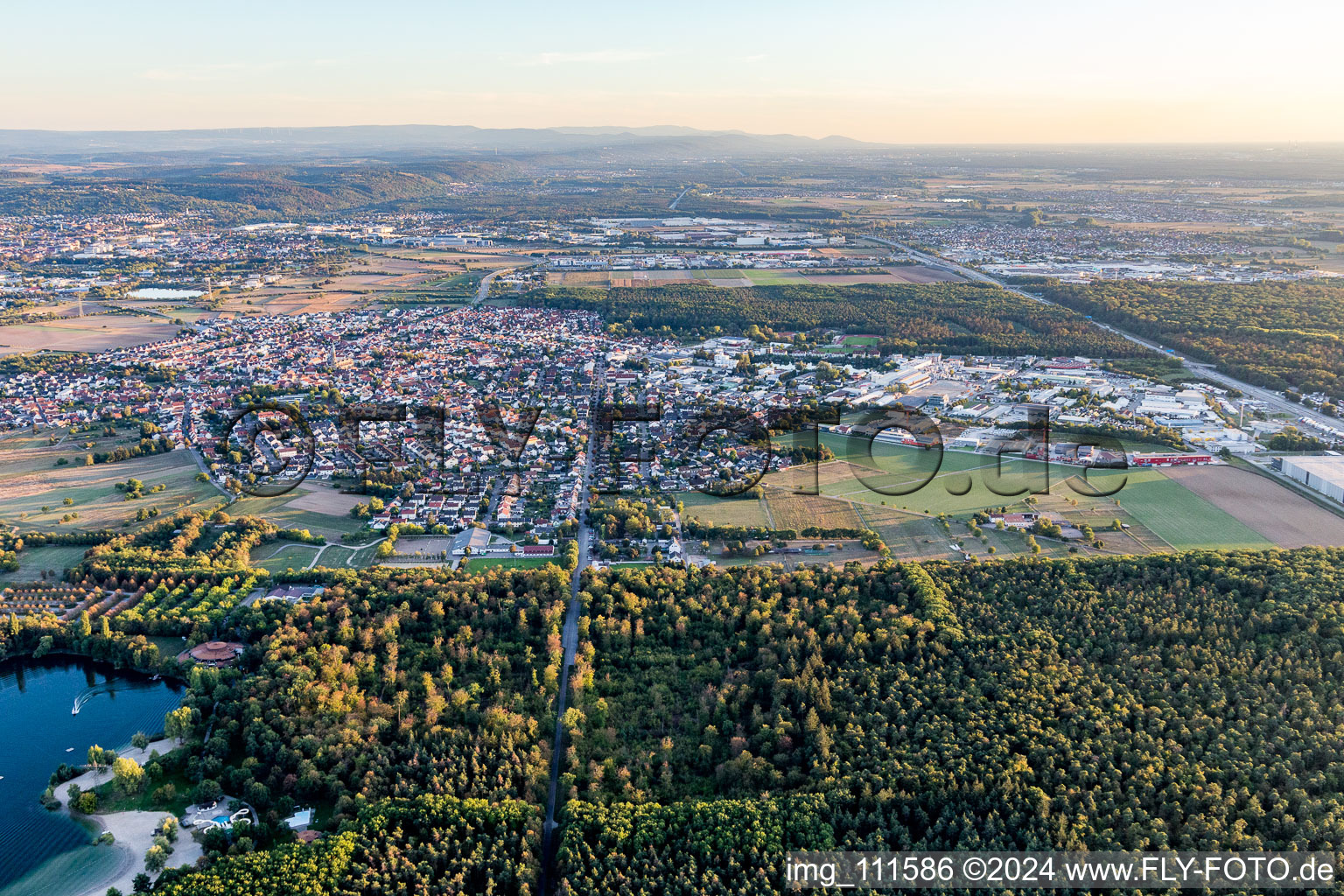 Vue d'oiseau de Forst dans le département Bade-Wurtemberg, Allemagne