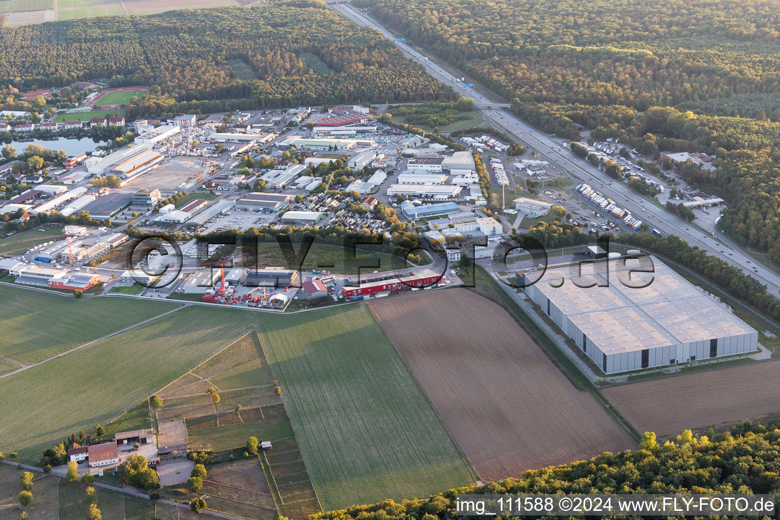 Vue aérienne de Zone industrielle à Forst dans le département Bade-Wurtemberg, Allemagne