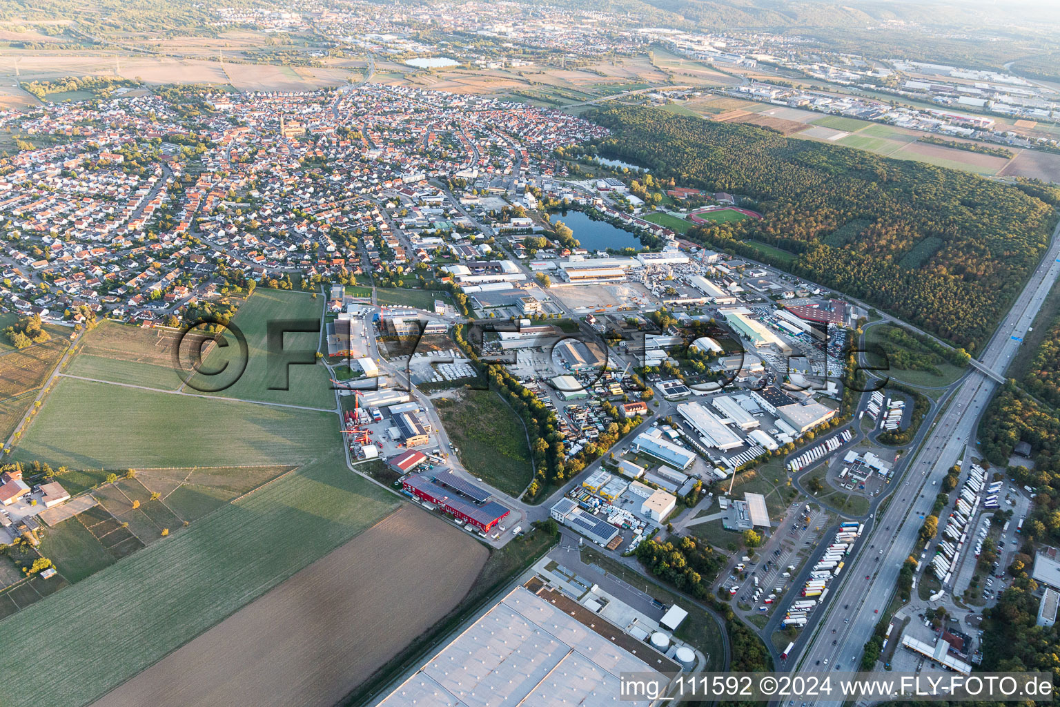 Forst dans le département Bade-Wurtemberg, Allemagne du point de vue du drone