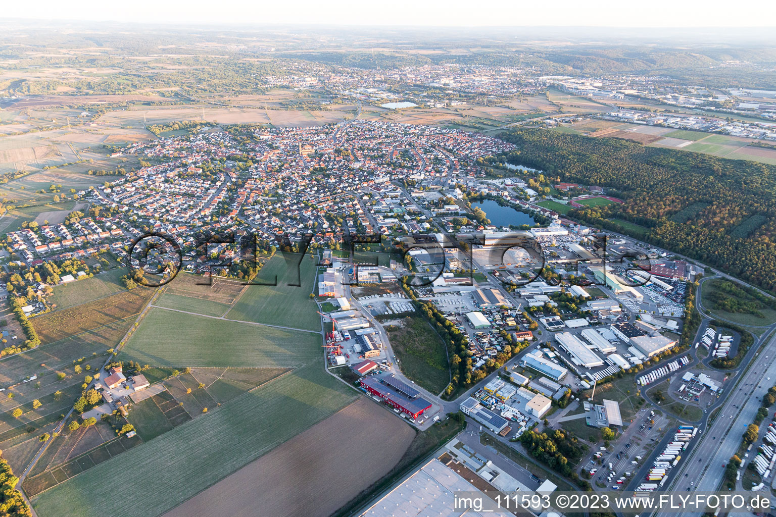 Forst dans le département Bade-Wurtemberg, Allemagne vu d'un drone