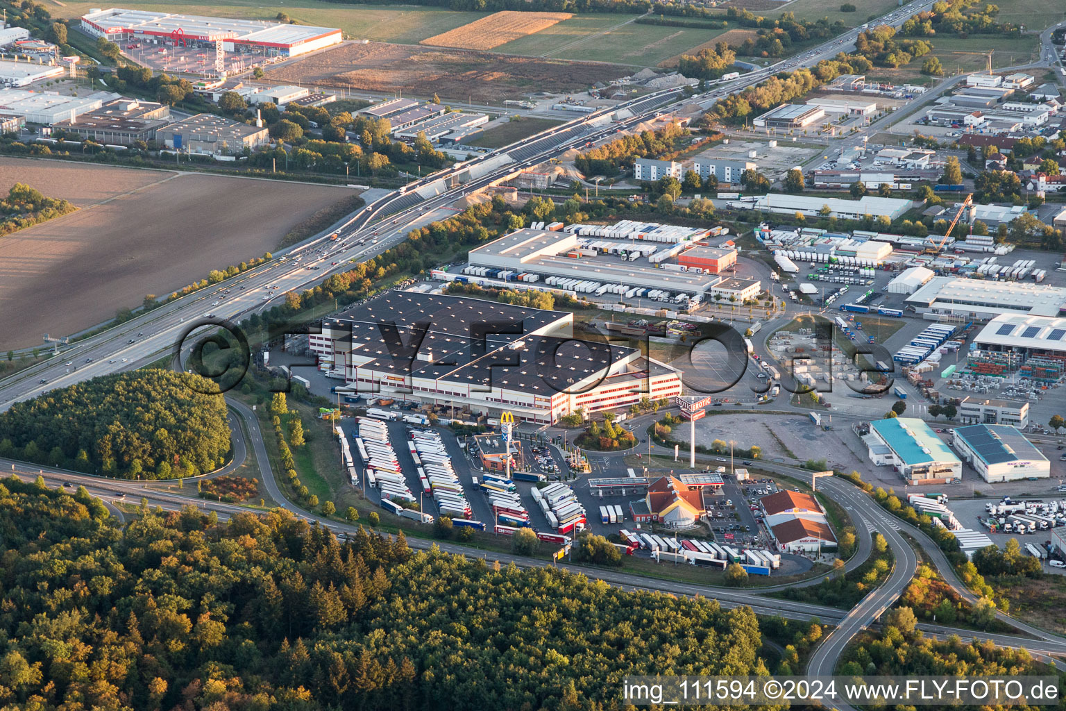 Vue aérienne de Centrale à béton de Schneider BetonFertigteilewerk GmbH en Huttenheim à le quartier Huttenheim in Philippsburg dans le département Bade-Wurtemberg, Allemagne