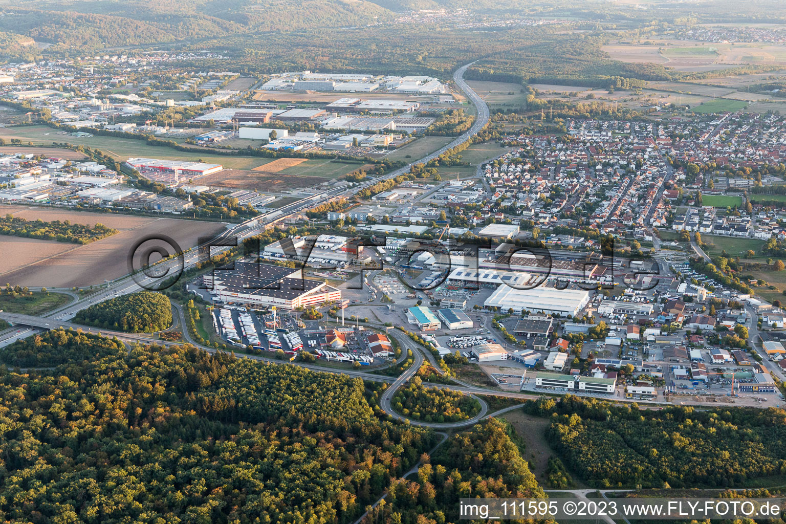 Vue aérienne de Quartier Karlsdorf in Karlsdorf-Neuthard dans le département Bade-Wurtemberg, Allemagne