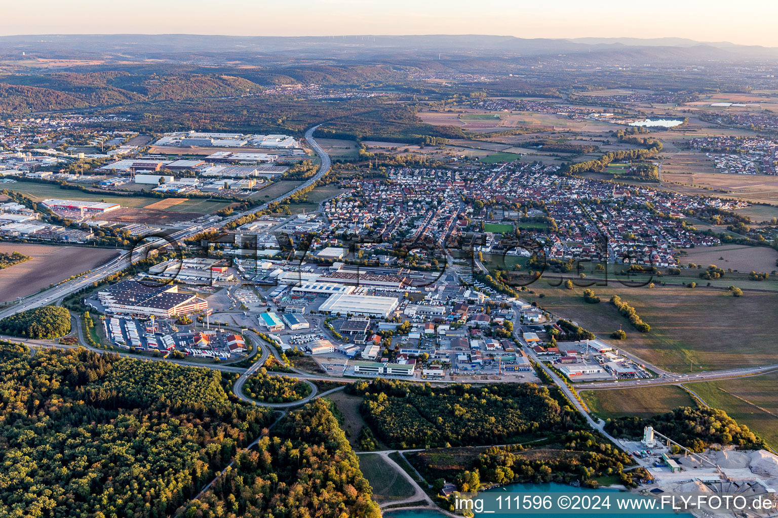 Vue aérienne de Quartier Karlsdorf in Karlsdorf-Neuthard dans le département Bade-Wurtemberg, Allemagne