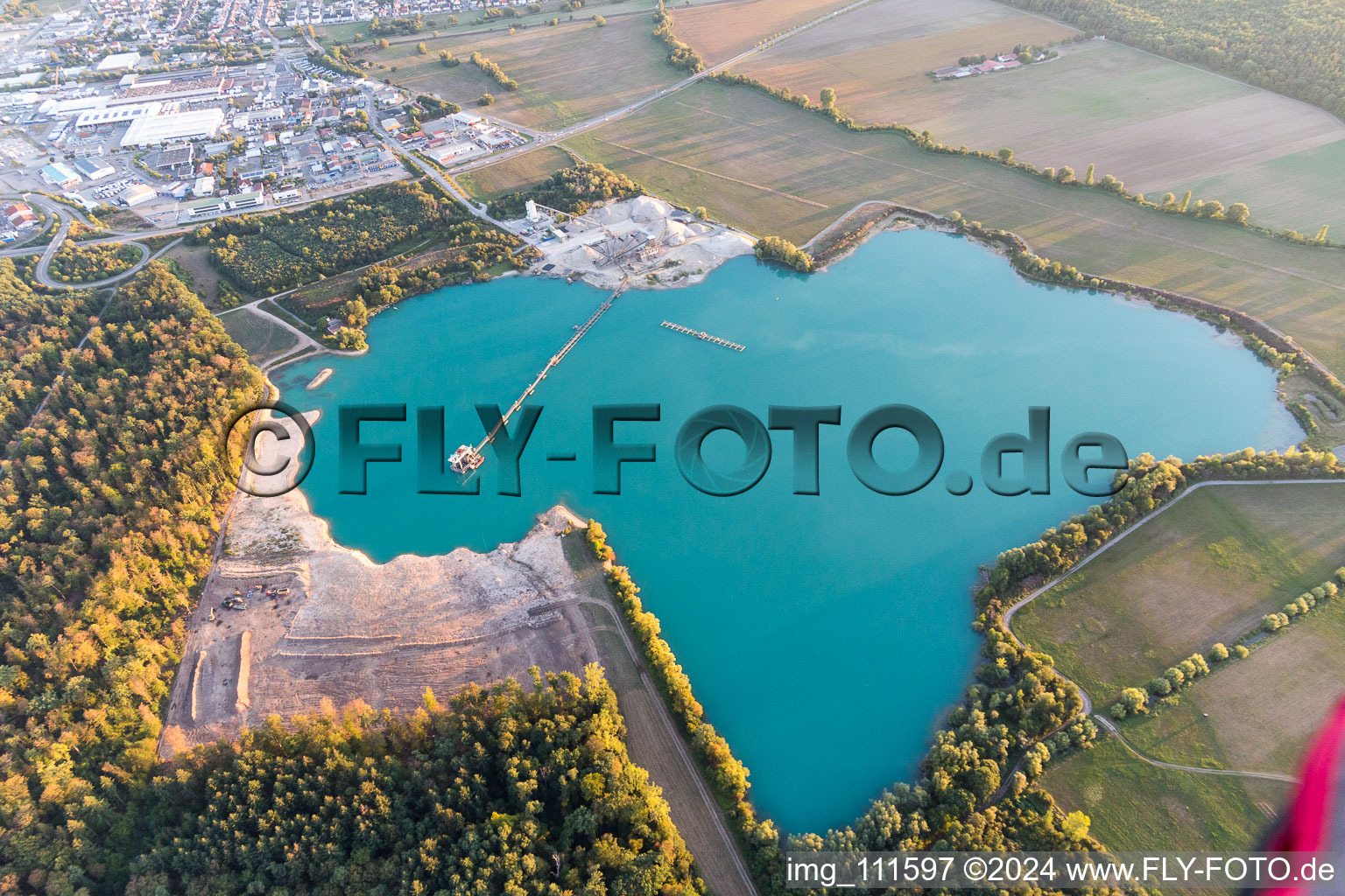 Vue aérienne de Lac Bagger pour exploitation minière à ciel ouvert à le quartier Karlsdorf in Karlsdorf-Neuthard dans le département Bade-Wurtemberg, Allemagne