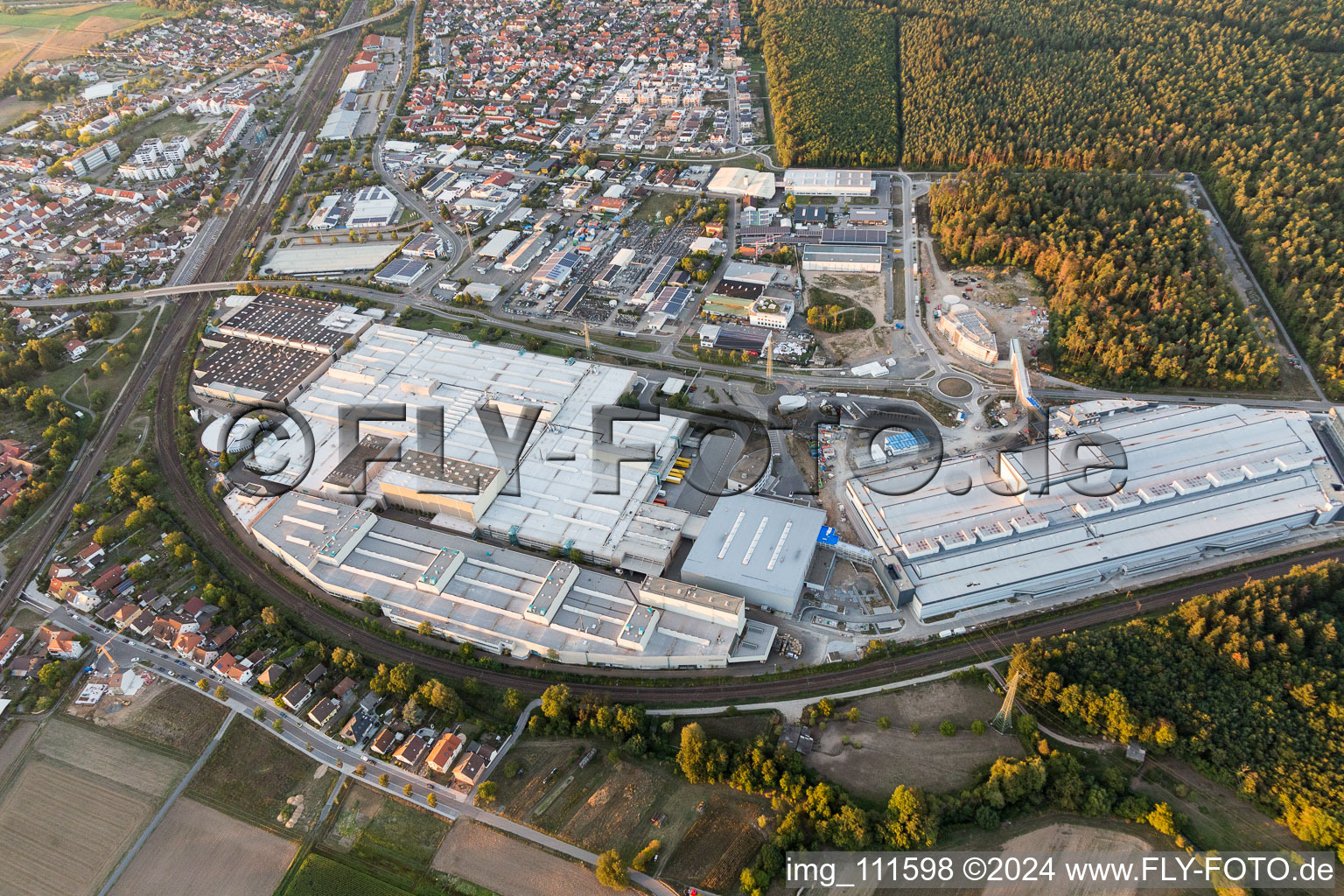 Agrandissement - nouveau bâtiment - chantier des bâtiments et halls de production de l'usine SEW-EURODRIVE GmbH & Co KG à le quartier Graben in Graben-Neudorf dans le département Bade-Wurtemberg, Allemagne vu d'un drone