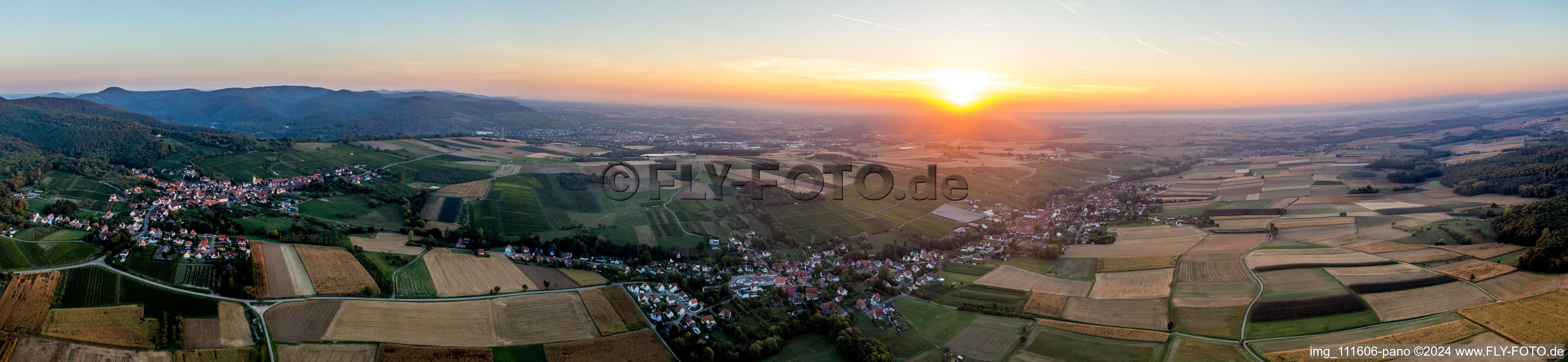 Vue aérienne de Perspective panoramique du village - vue au lever du soleil à Oberhoffen-les-Wissembourg à Oberhoffen-lès-Wissembourg dans le département Bas Rhin, France