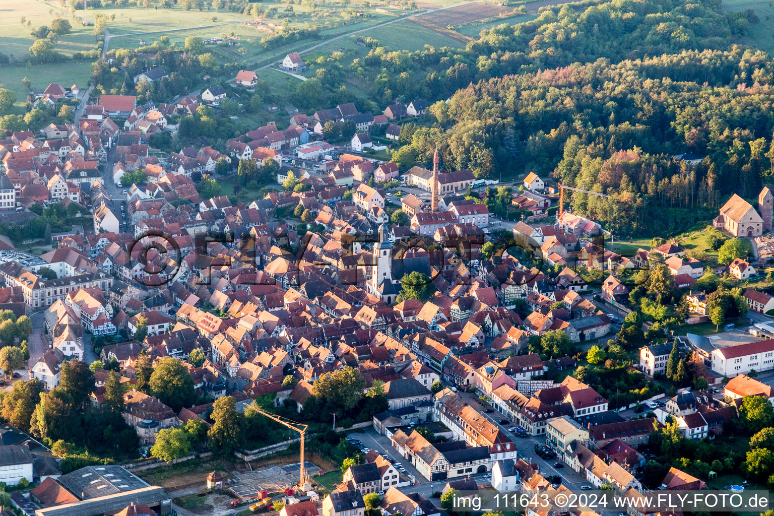 Vue aérienne de Vue sur le village à Bouxwiller dans le département Bas Rhin, France