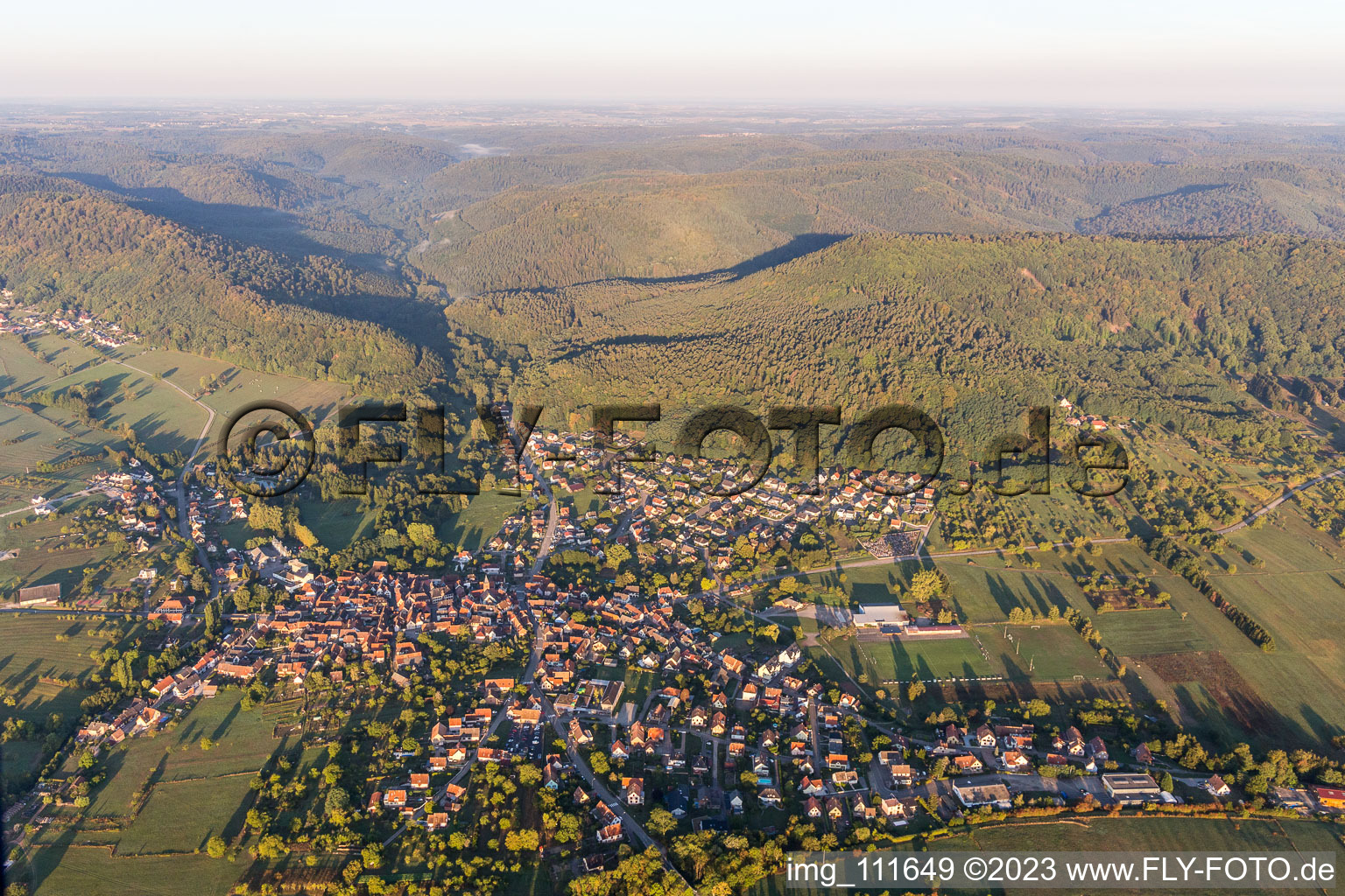 Vue aérienne de Dossenheim-sur-Zinsel dans le département Bas Rhin, France