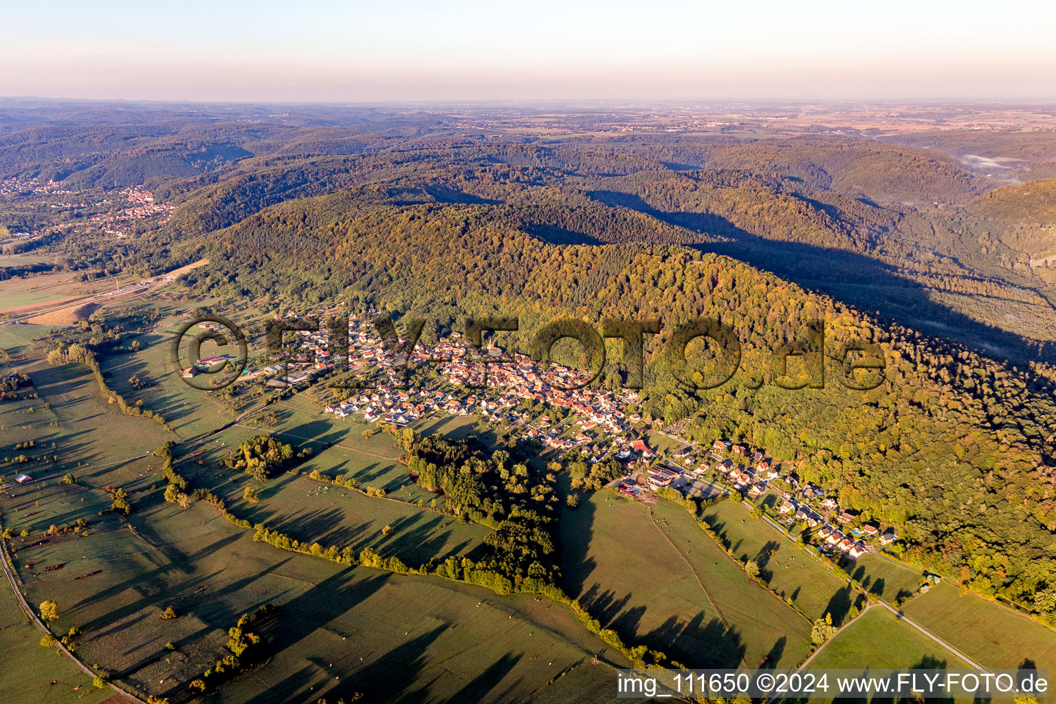 Vue aérienne de Vue village en bordure des Vosges du Nord à Ernolsheim-les-Saverne à Ernolsheim-lès-Saverne dans le département Bas Rhin, France