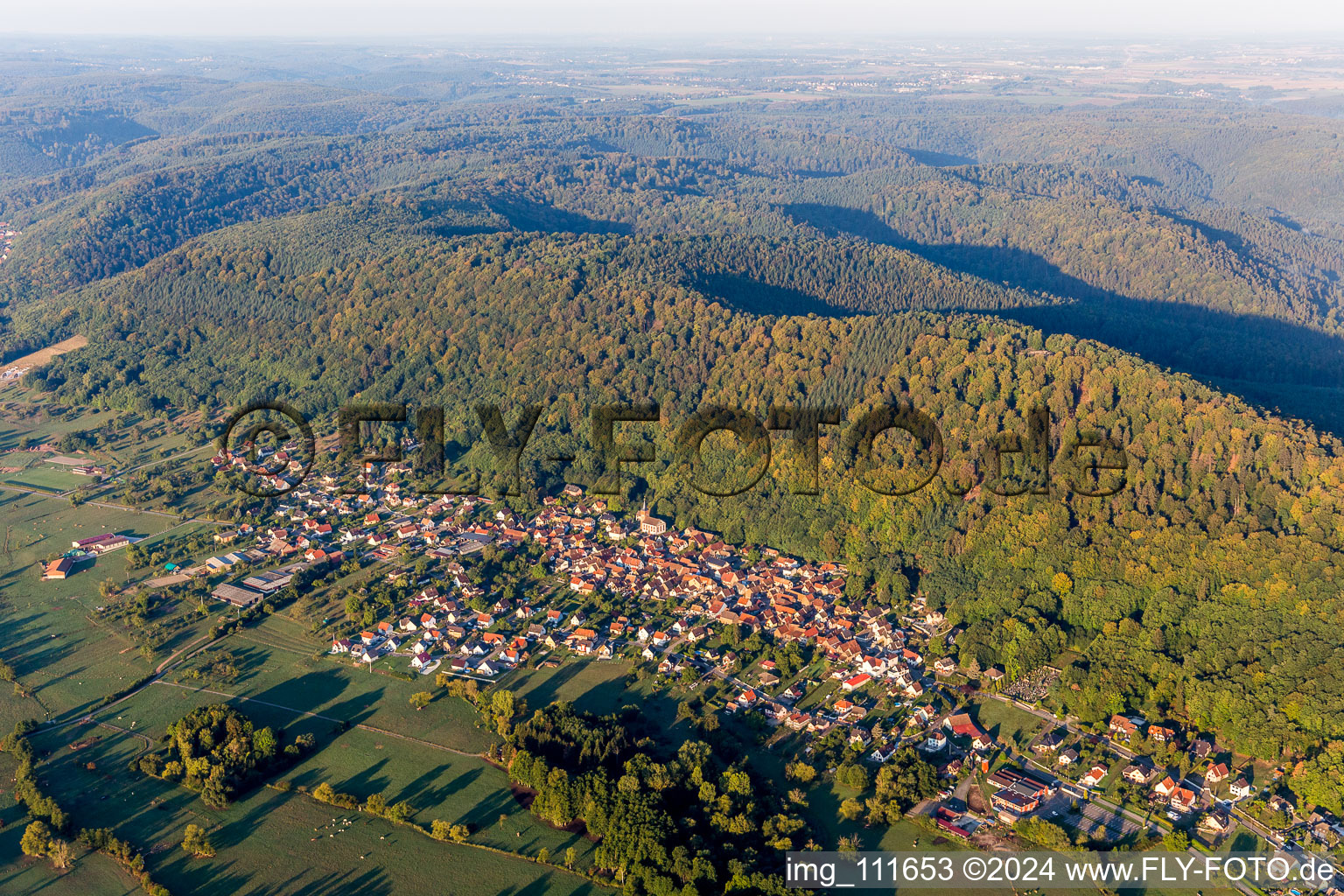 Photographie aérienne de Vue village en bordure des Vosges du Nord à Ernolsheim-les-Saverne à Ernolsheim-lès-Saverne dans le département Bas Rhin, France