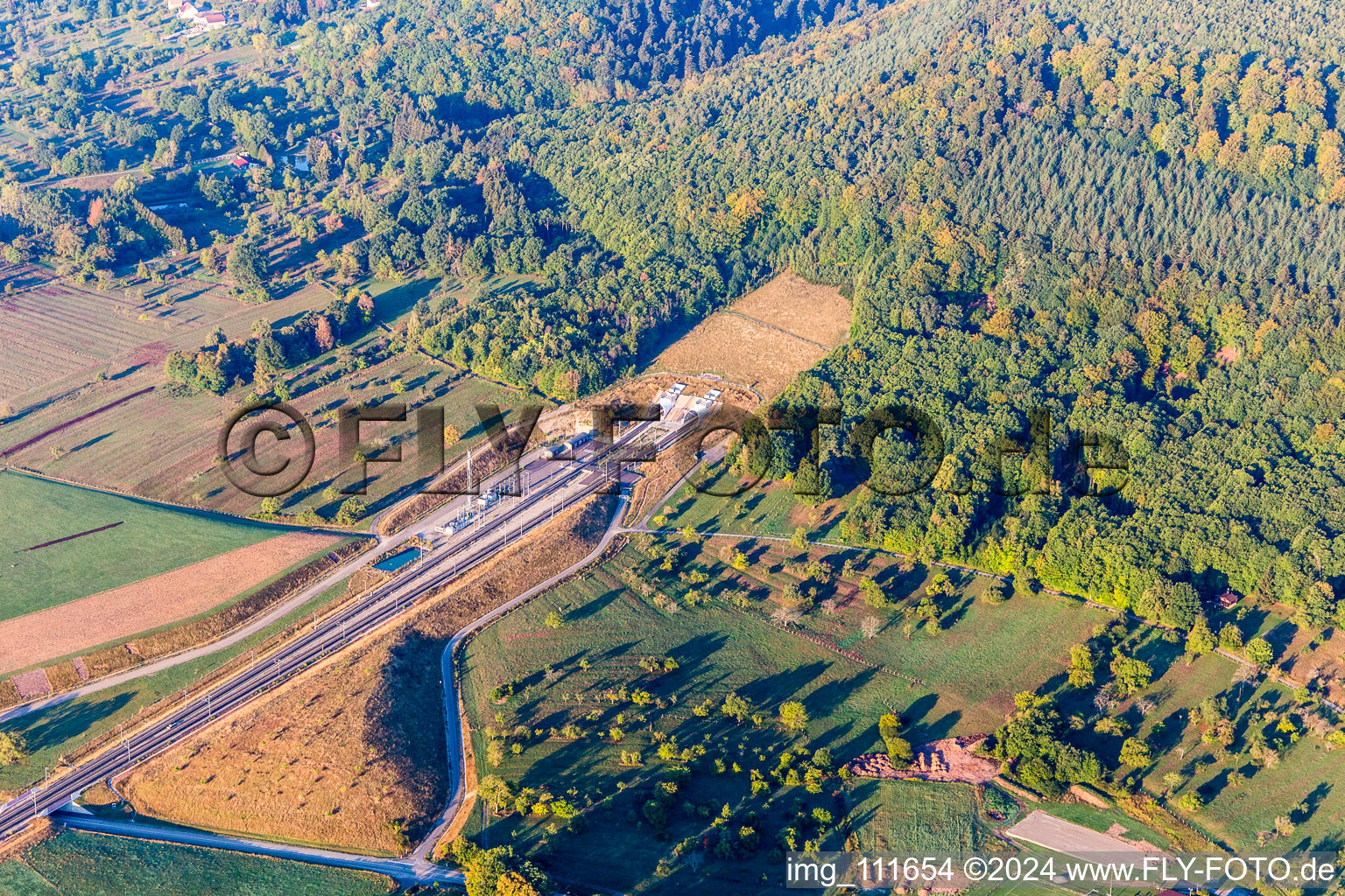 Vue aérienne de Entrée et sortie de l'ouvrage du tunnel de la ligne TGV Strasbourg-Paris à travers les Vosges du Nord à Ernolsheim-les-Saverne à Ernolsheim-lès-Saverne dans le département Bas Rhin, France