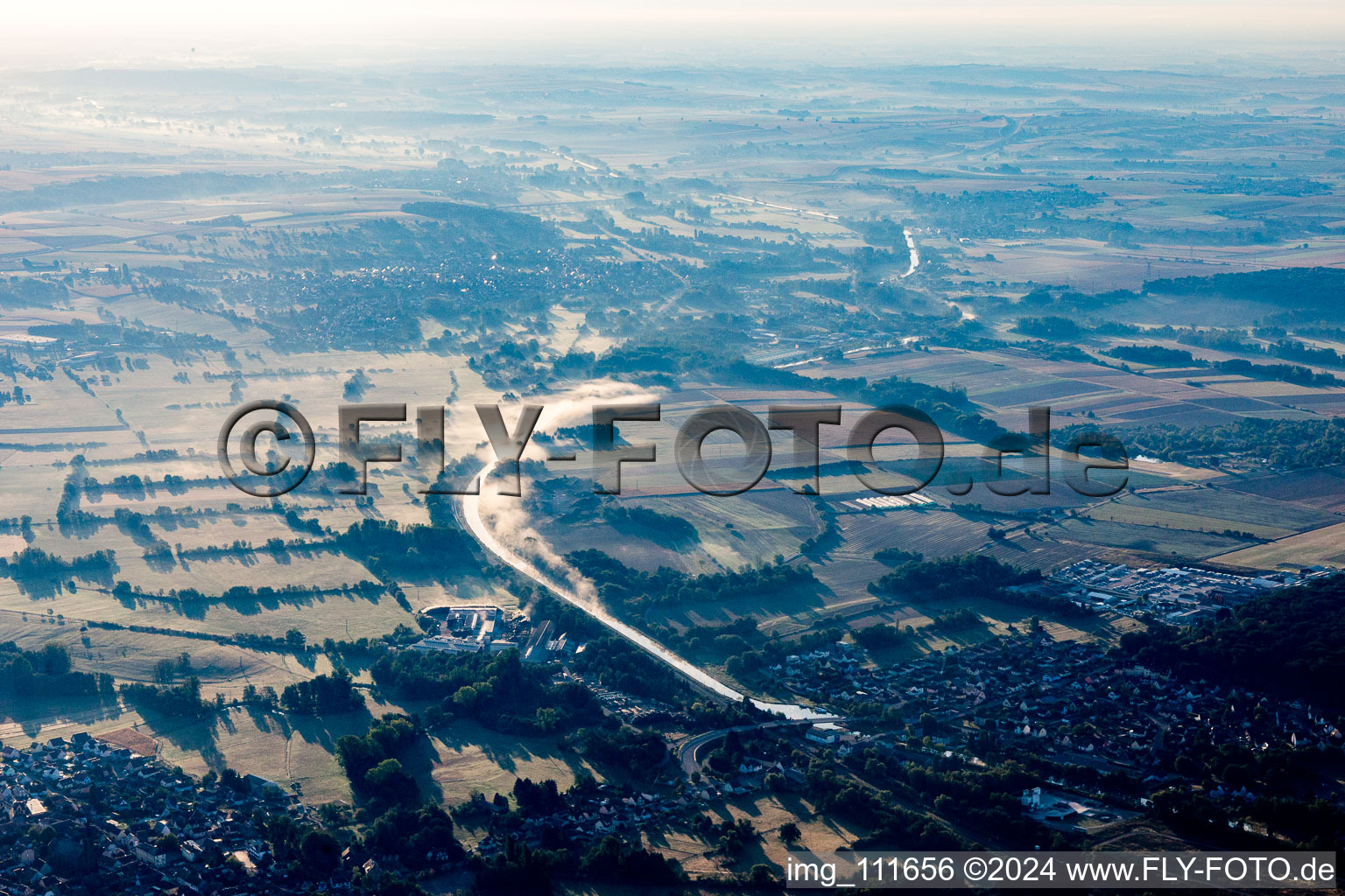 Vue aérienne de Canal à Steinbourg dans le département Bas Rhin, France