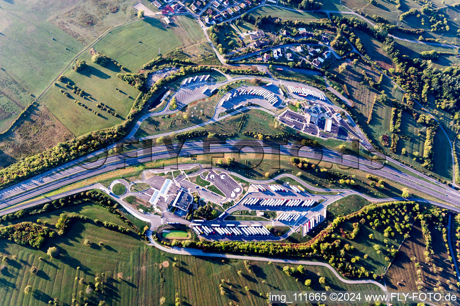 Vue aérienne de Aires de stationnement poids lourds sur l'aire d'autoroute et parking sur l'A4 Aire de Service AVIA de Saverne-Eckartswiller à Eckartswiller dans le département Bas Rhin, France