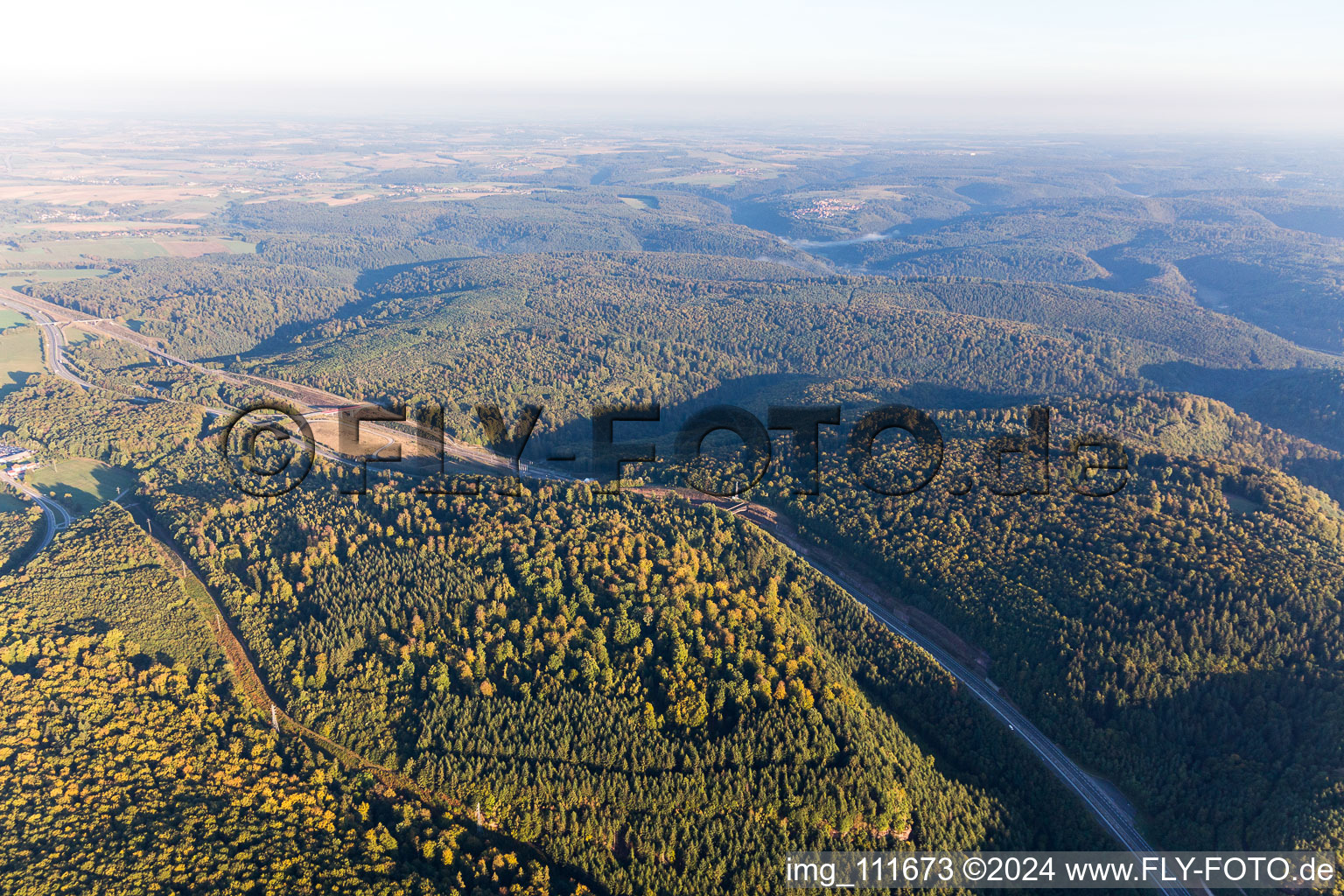 Vue aérienne de A4 à travers les Vosges à Ottersthal dans le département Bas Rhin, France