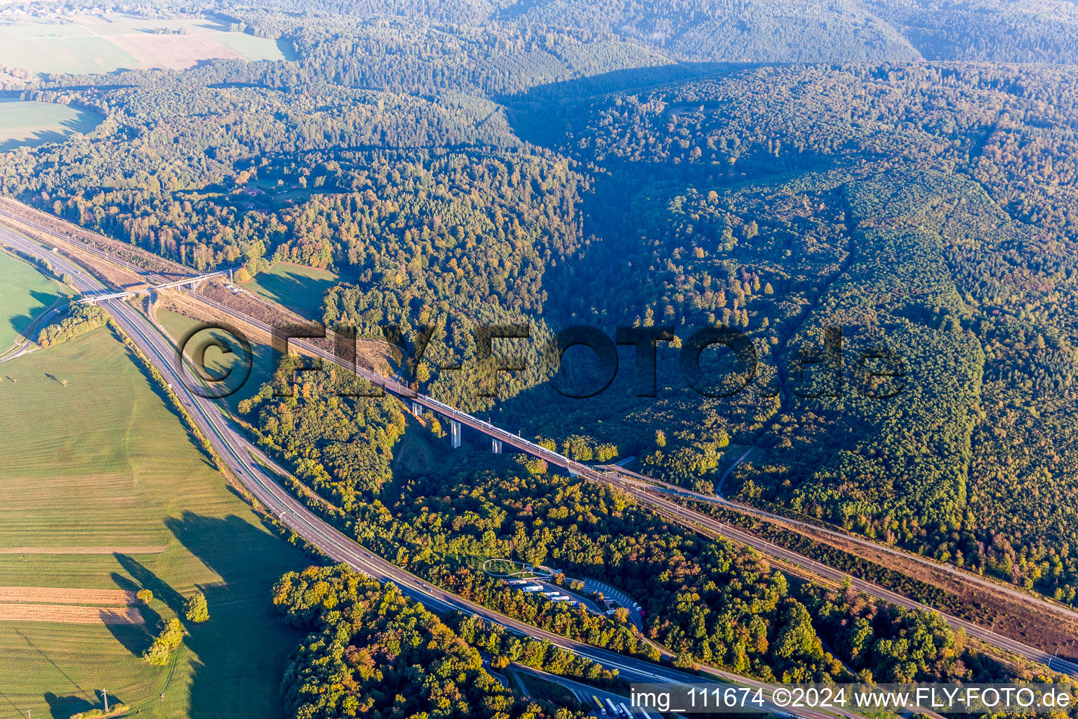 Vue aérienne de Les Quatre Vents, A4 et TGV au dessus des Vosges à Eckartswiller dans le département Bas Rhin, France