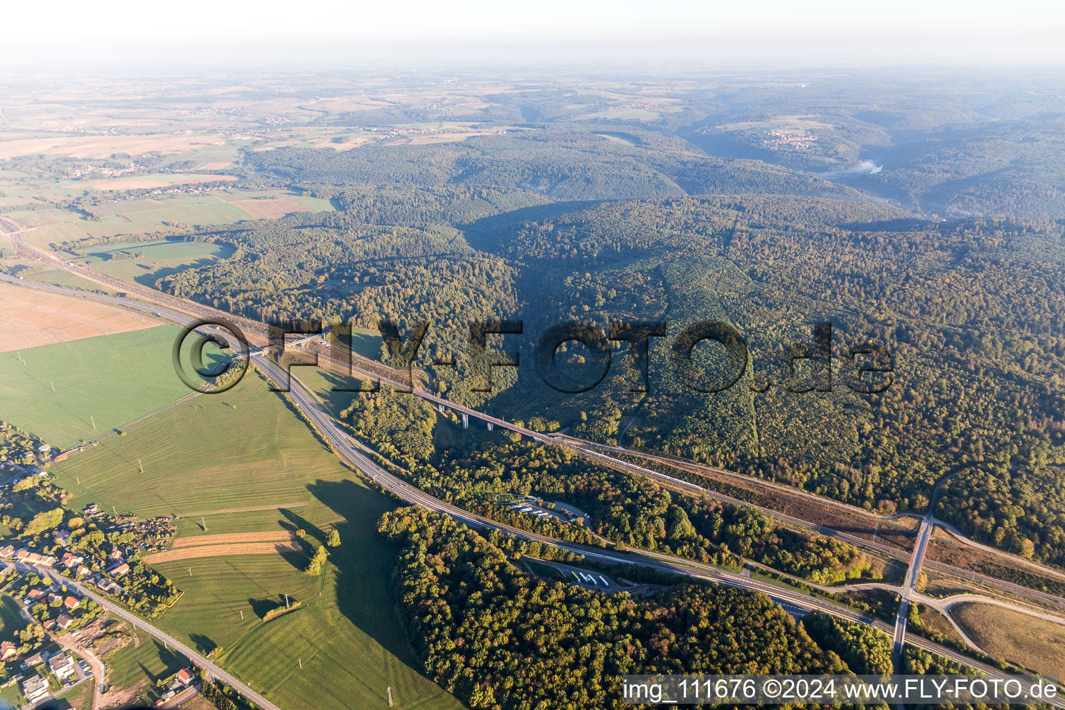 Vue aérienne de Autoroute A4 et voie TGV du réseau SNCF à travers les Vosges à Saverne dans le département Bas Rhin, France