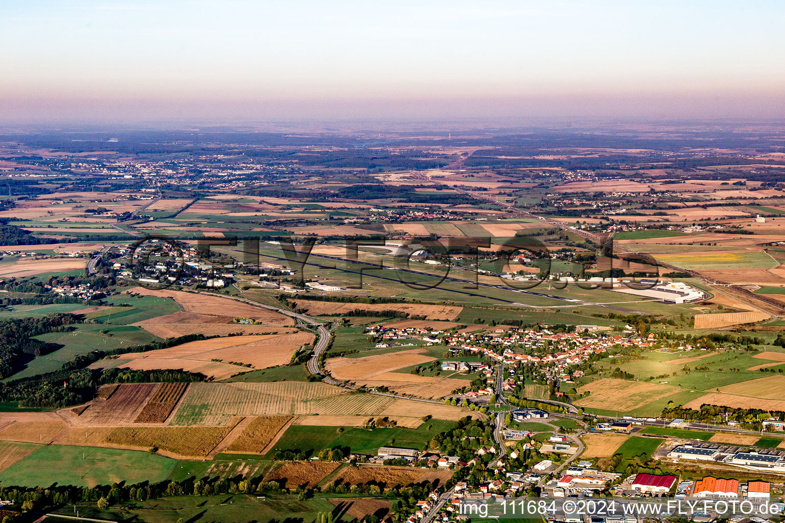 Vue aérienne de Pistes avec voies de circulation, hangars et terminaux sur le site de l'aéroport militaire de Phalsbourg à Phalsbourg à Bourscheid dans le département Moselle, France