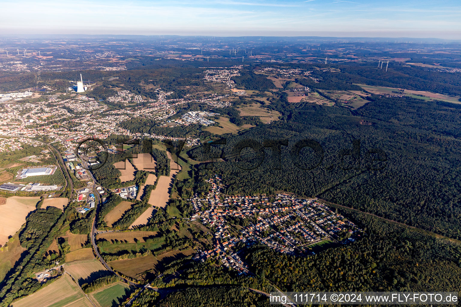 Vue aérienne de Vue des rues et des maisons des quartiers résidentiels à le quartier Mittelbexbach in Bexbach dans le département Sarre, Allemagne