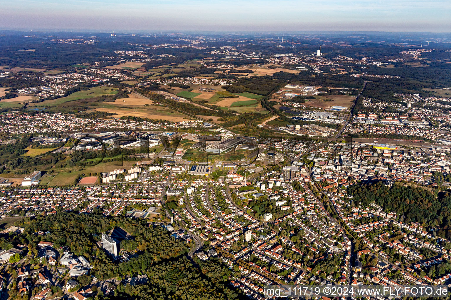 Vue aérienne de Vue des rues et des maisons des quartiers résidentiels à le quartier Kirrberg in Homburg dans le département Sarre, Allemagne