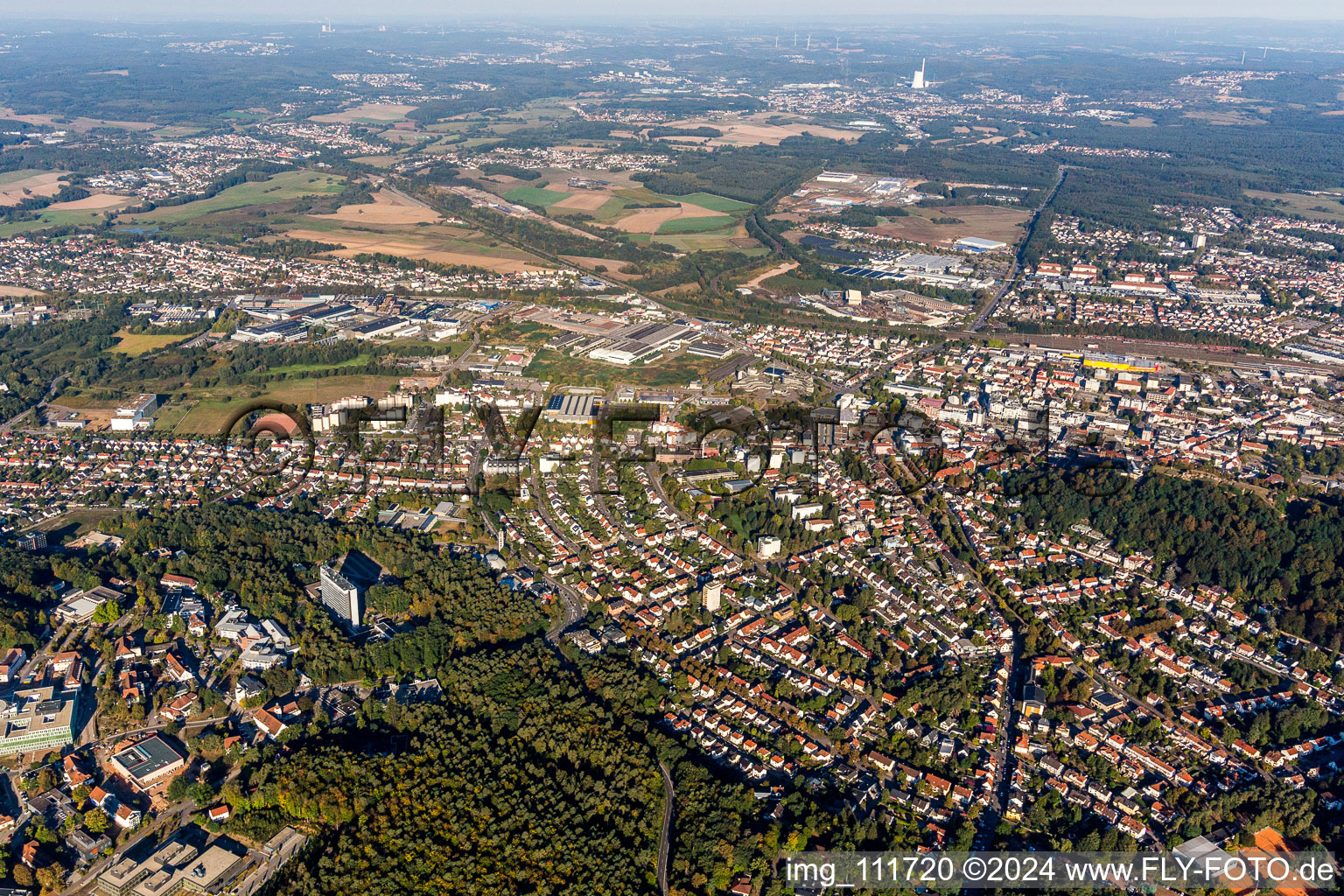 Vue aérienne de Vue des rues et des maisons des quartiers résidentiels à le quartier Kirrberg in Homburg dans le département Sarre, Allemagne