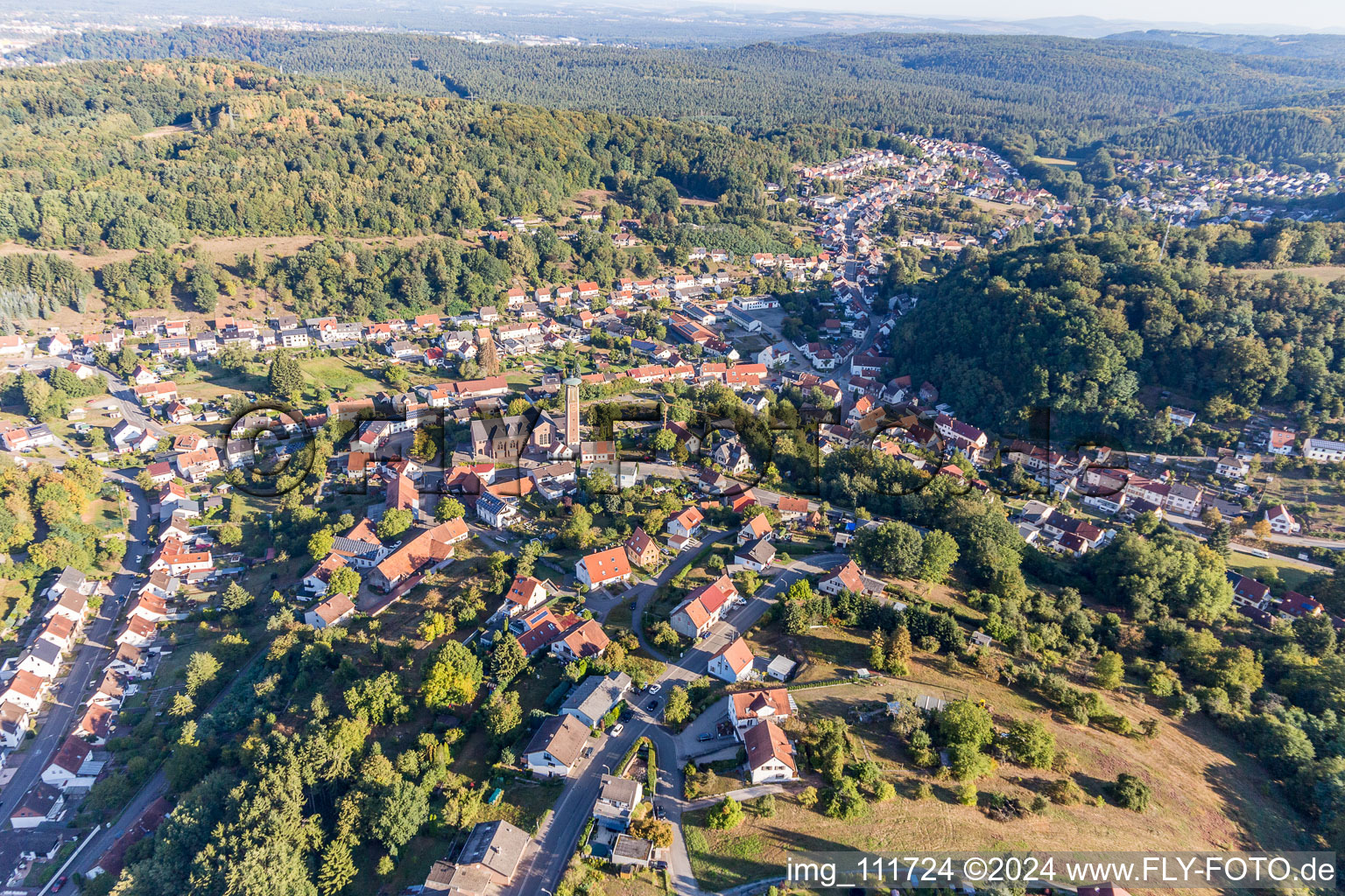 Vue aérienne de Le paysage de la vallée entouré de montagnes en Kirrberg à le quartier Kirrberg in Homburg dans le département Sarre, Allemagne