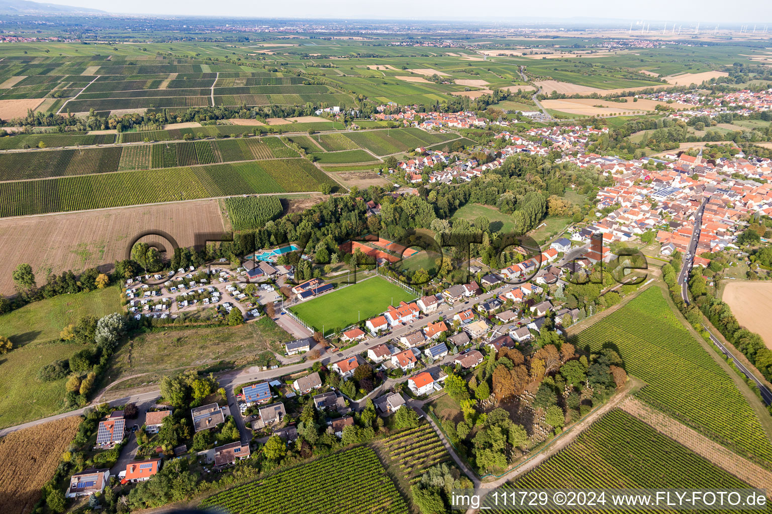 Vue aérienne de Piscine extérieure et camping dans le Klingbachtal à le quartier Klingen in Heuchelheim-Klingen dans le département Rhénanie-Palatinat, Allemagne