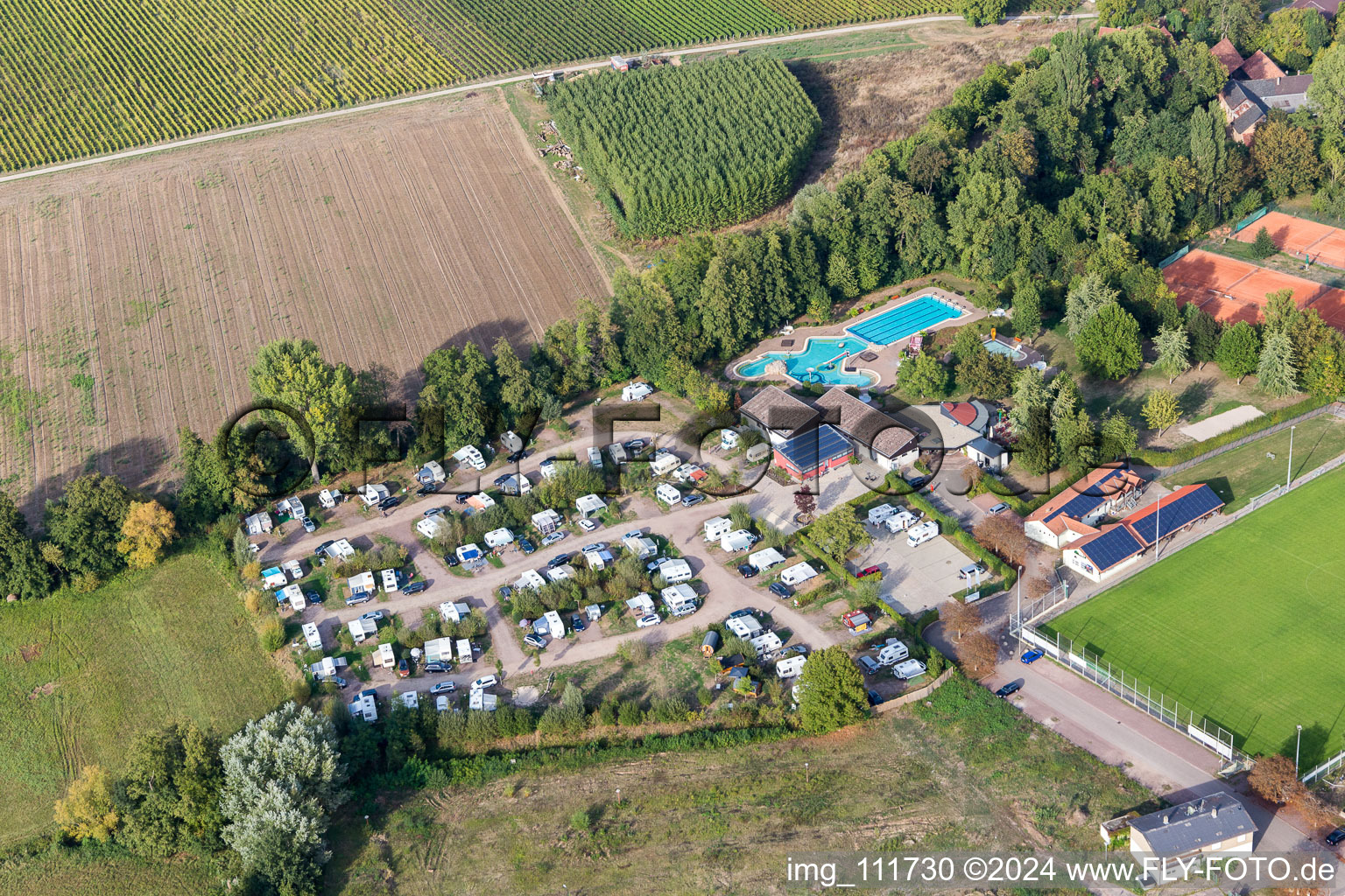 Vue aérienne de Piscine extérieure et camping dans le Klingbachtal à le quartier Klingen in Heuchelheim-Klingen dans le département Rhénanie-Palatinat, Allemagne