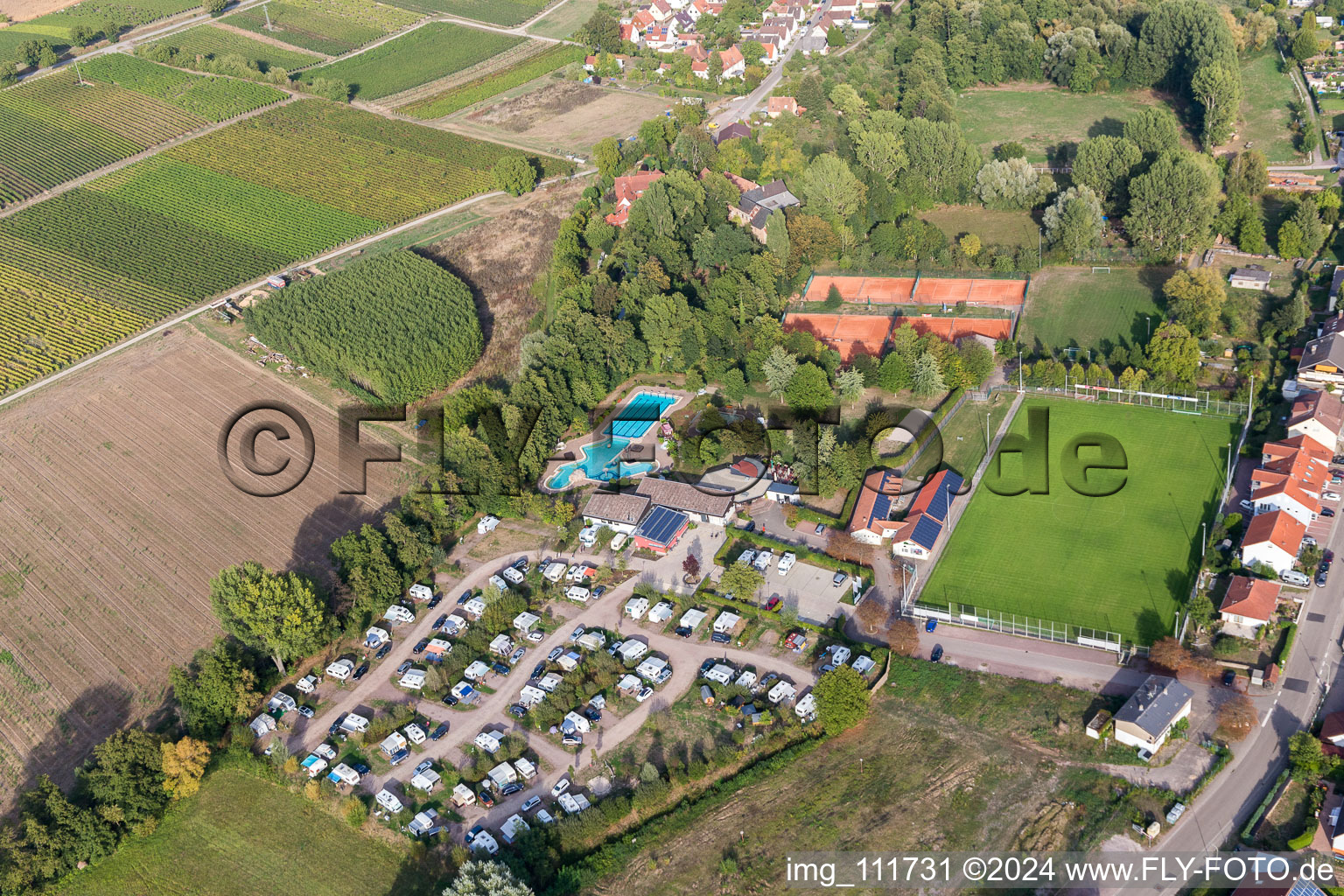 Photographie aérienne de Piscine extérieure et camping dans le Klingbachtal à le quartier Klingen in Heuchelheim-Klingen dans le département Rhénanie-Palatinat, Allemagne